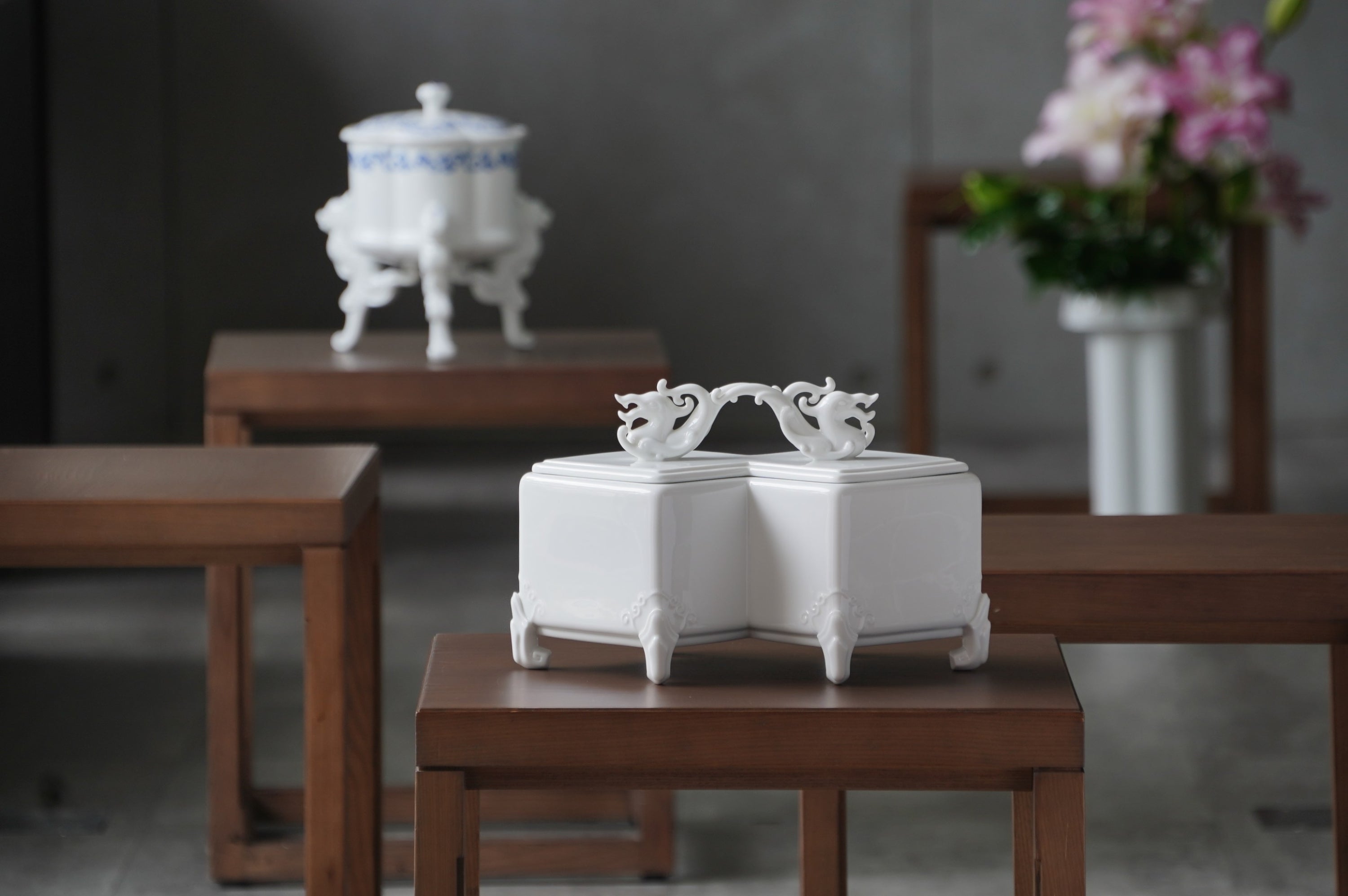 龍耀八方白瓷傳家瓷盒書房陳設場景,花器點綴,展示居家典藏擺設,八方新氣