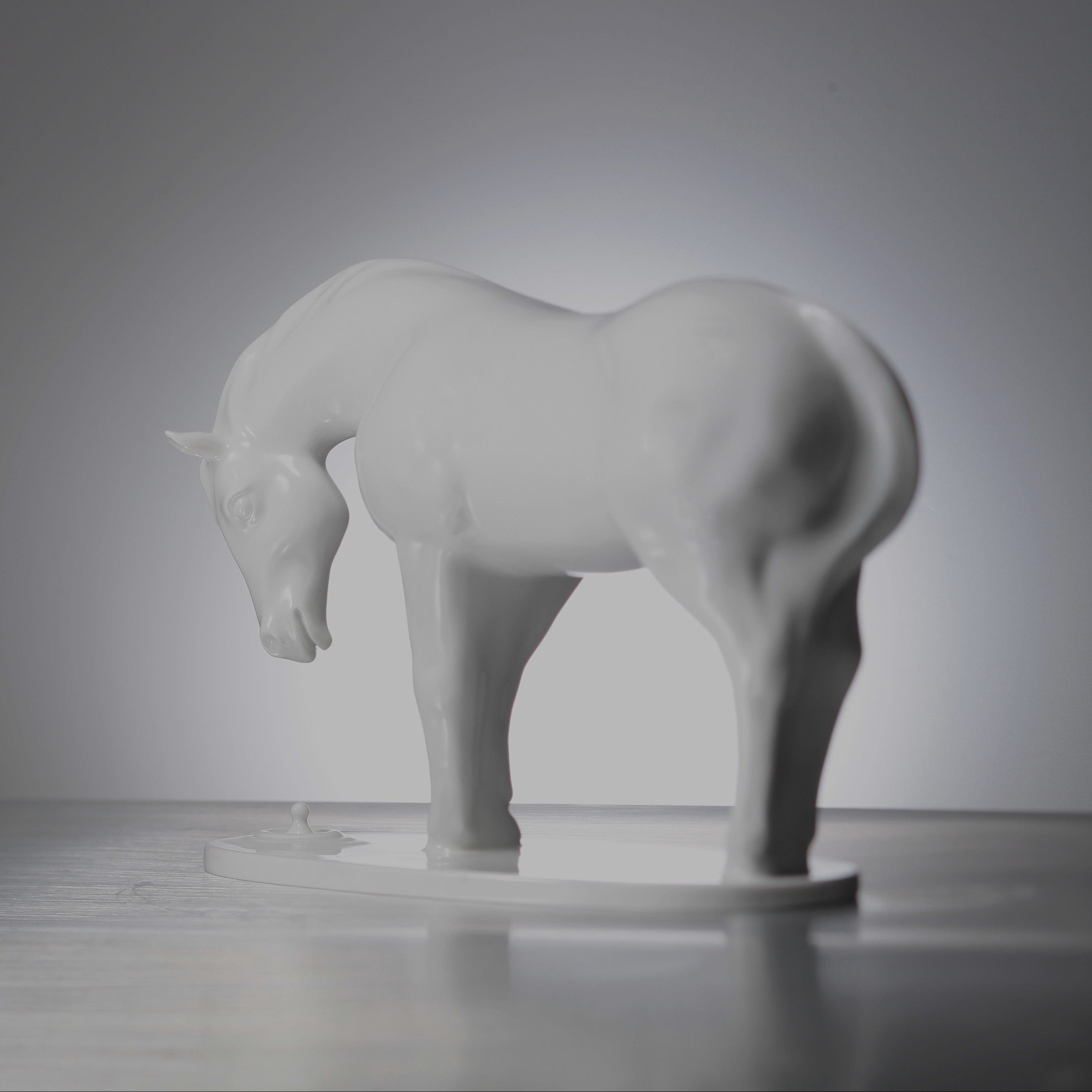 瓷器馬擺件,以水滴印象表現點滴善意,湧泉以報