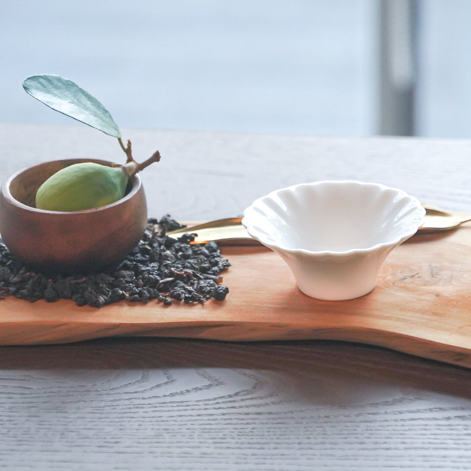 山水情深與珍珠茶杯花瓣造型如盛放花朵,承接茶香亦承接情意,適合節慶送禮與藝術收藏