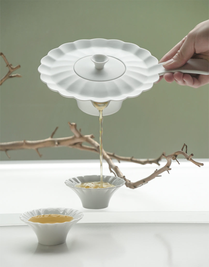 山水情深茶壺把手如山巒起伏,手感輕盈自然