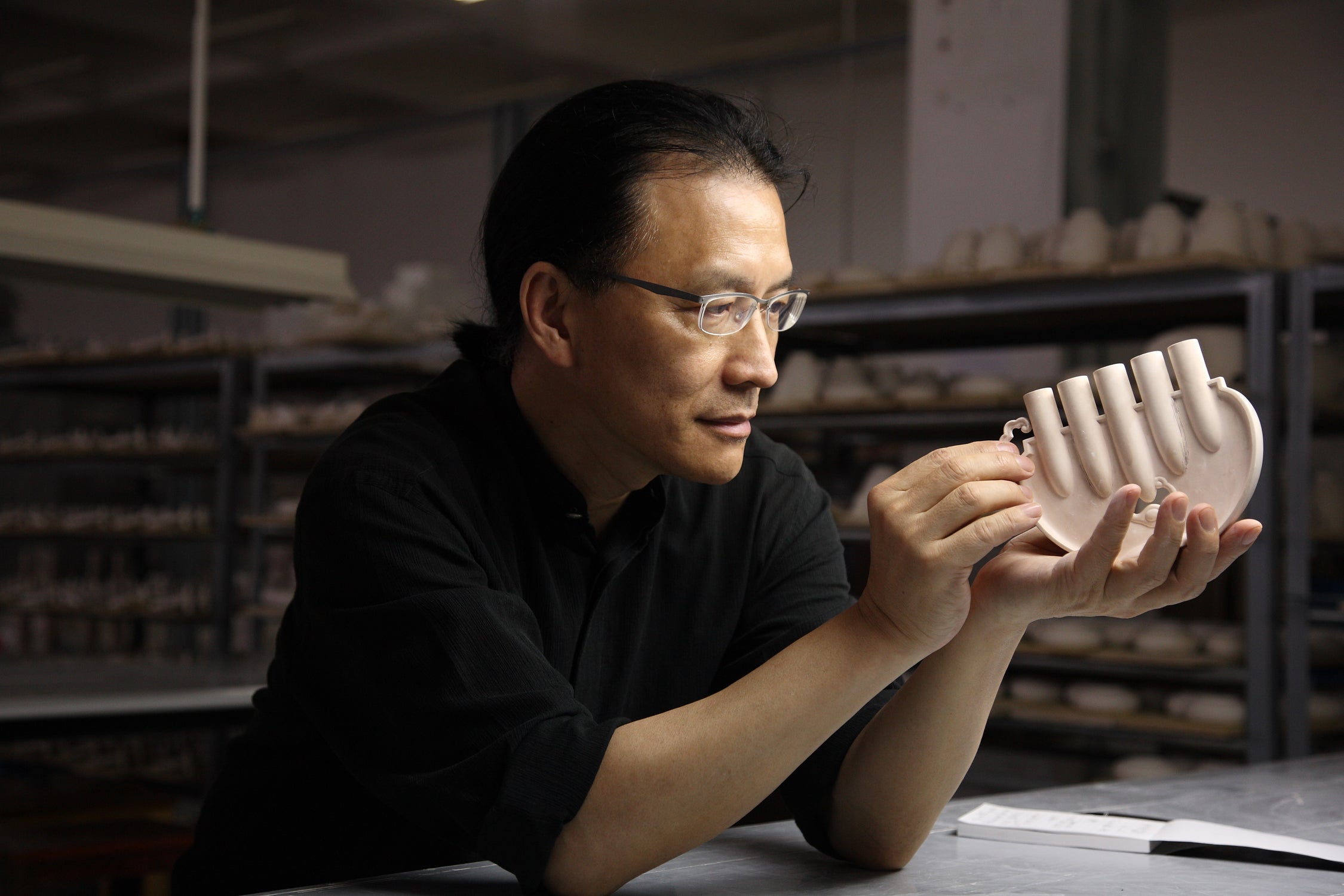 王俠軍於工作室製作白瓷作品過程