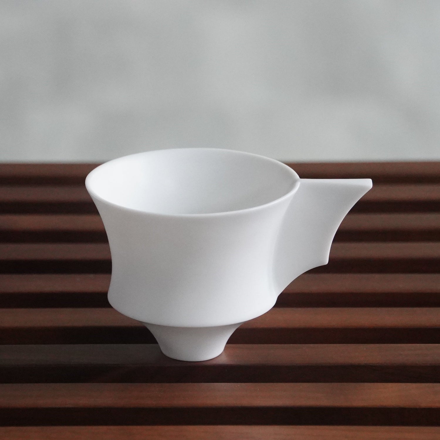 帝國記憶霧面白瓷杯 以古代尊的造型出發,為現代生活添一份儀式感