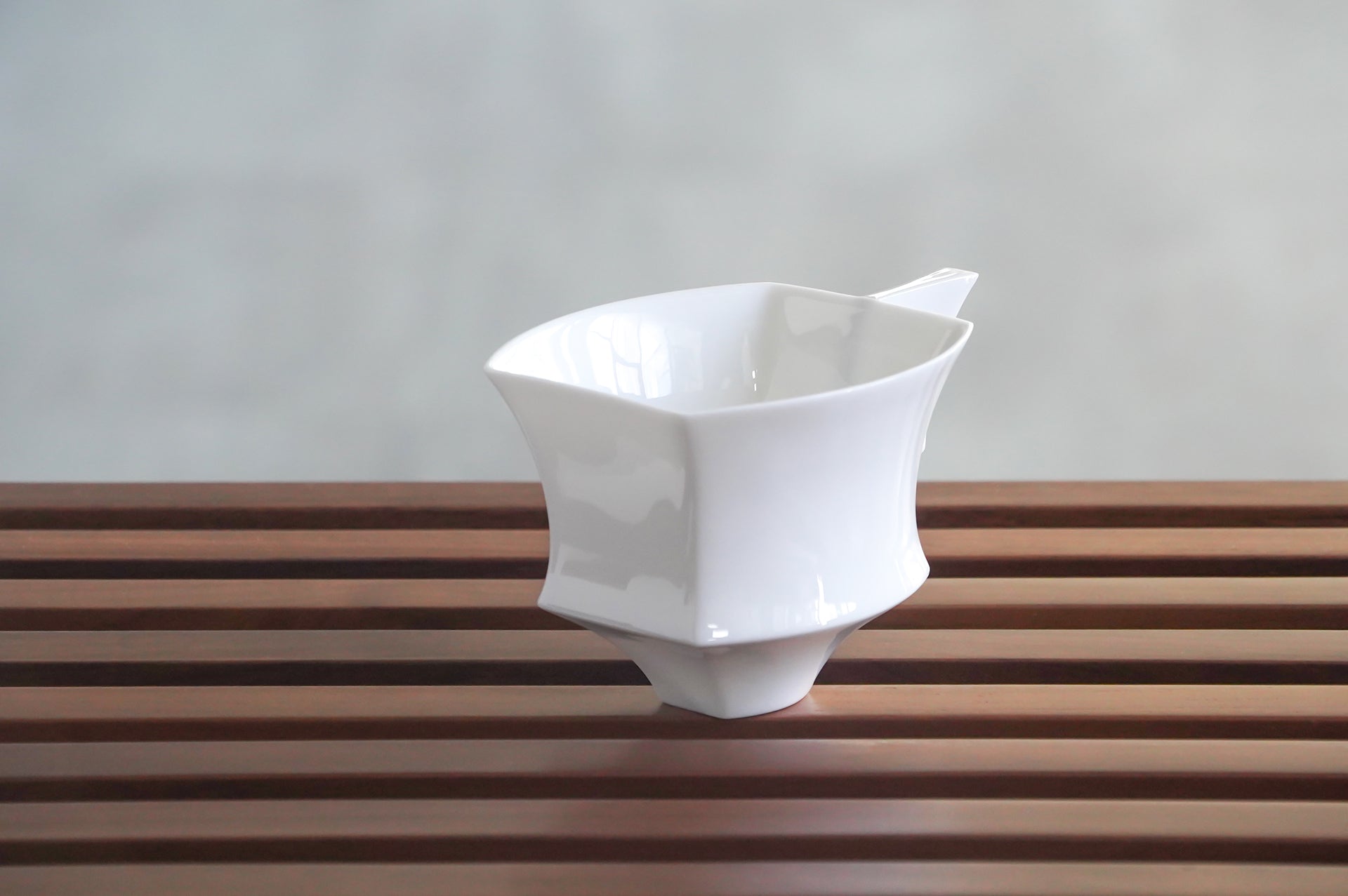 帝國記憶咖啡杯盤組 亮面杯細節 重複的線條重現古代酒器“尊”的風貌