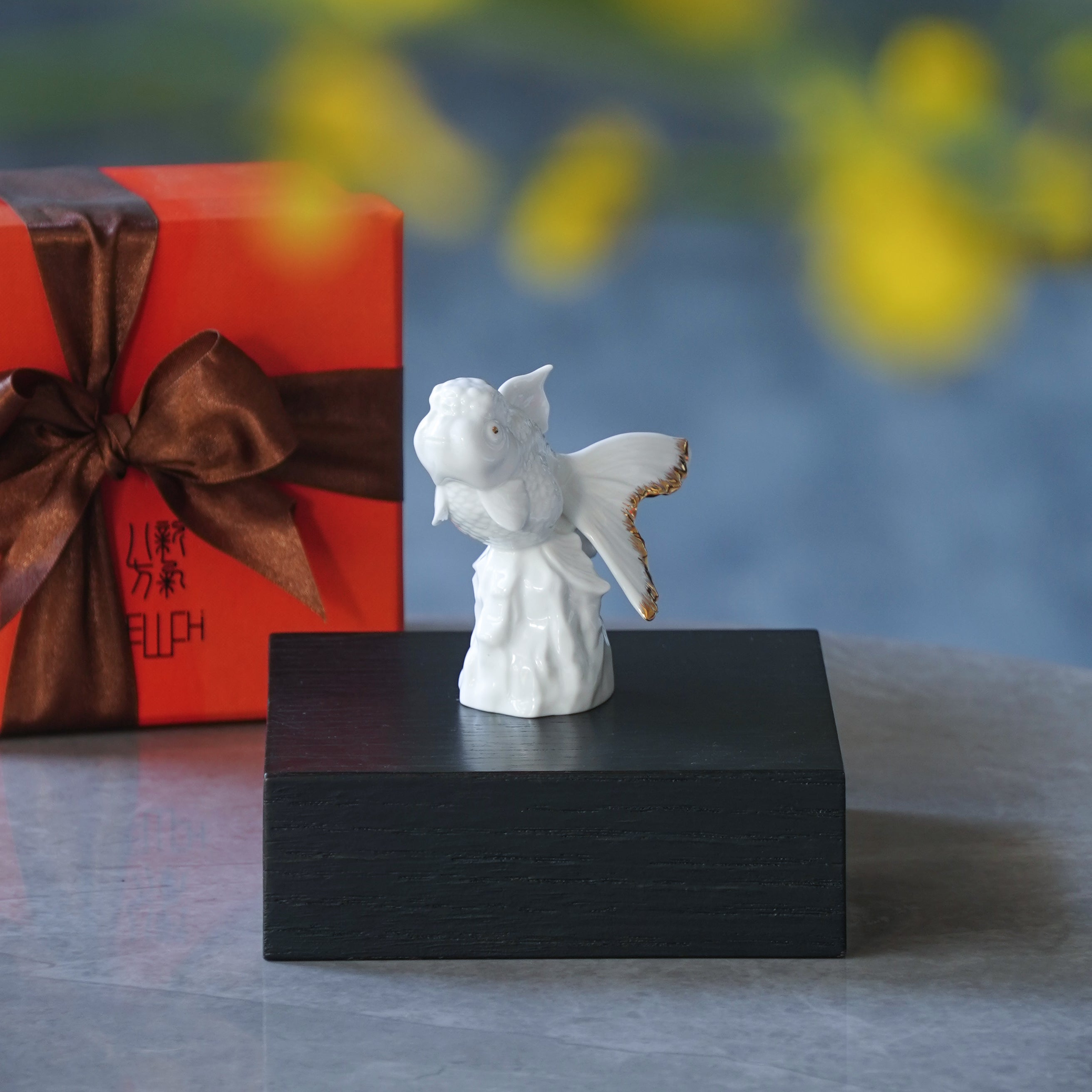 白瓷金魚造型藝術擺件《高昇》,象徵突破挑戰與持續成長