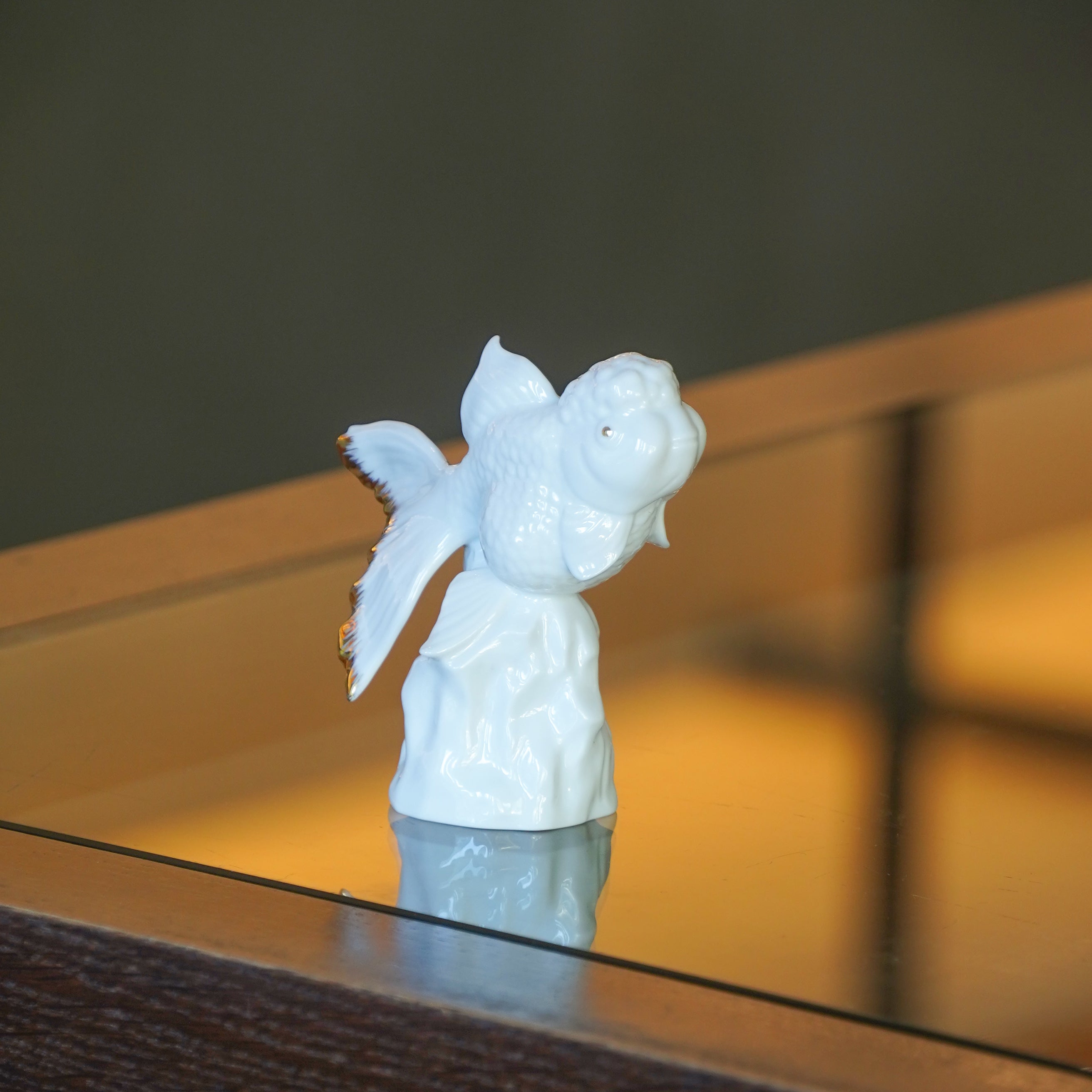 小巧金魚作品,搭配崎嶇石座,寓意歷練後的自信躍升