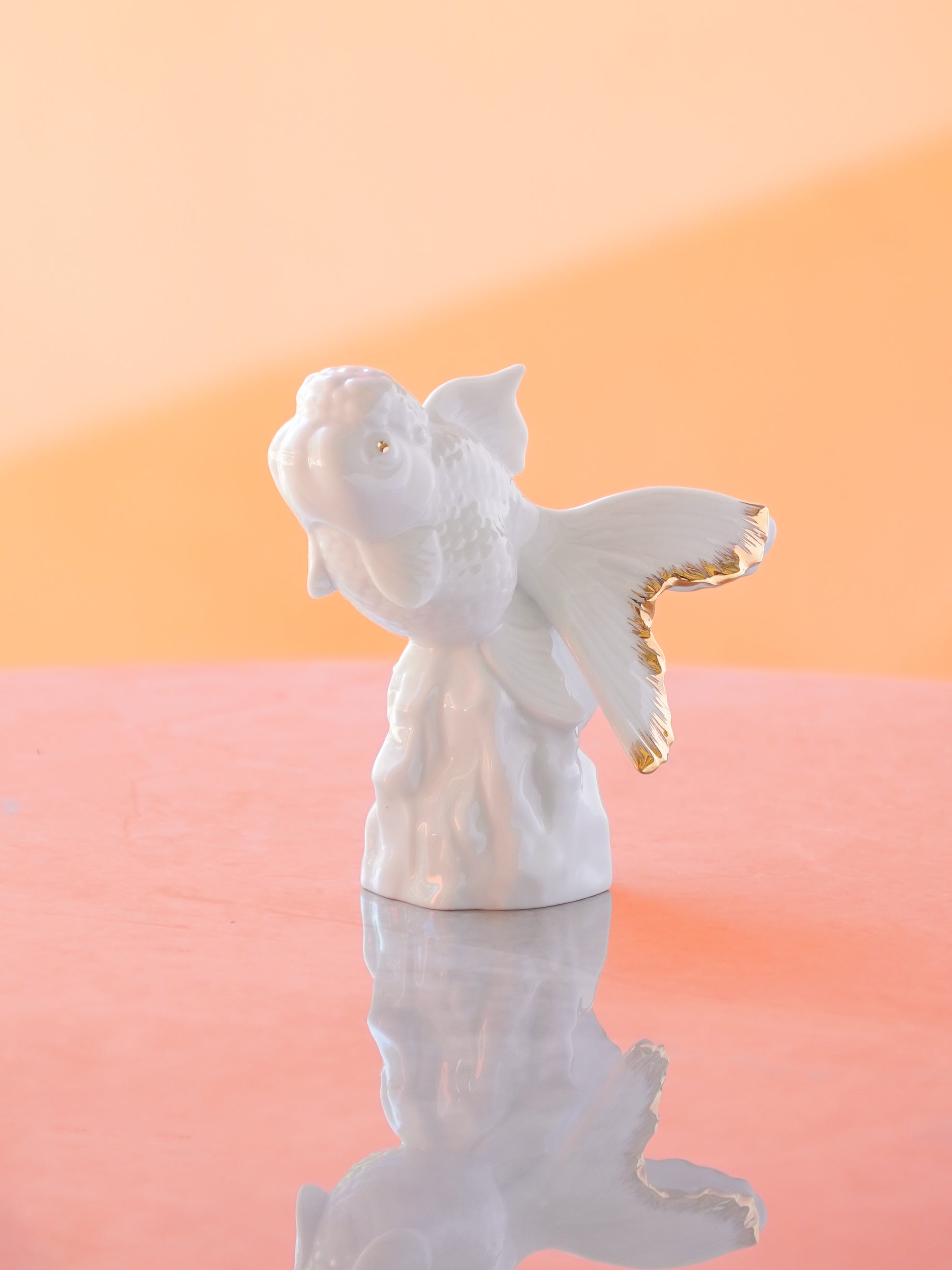 適合書桌、辦公桌擺設的金魚造型瓷件,帶來穩定與好運