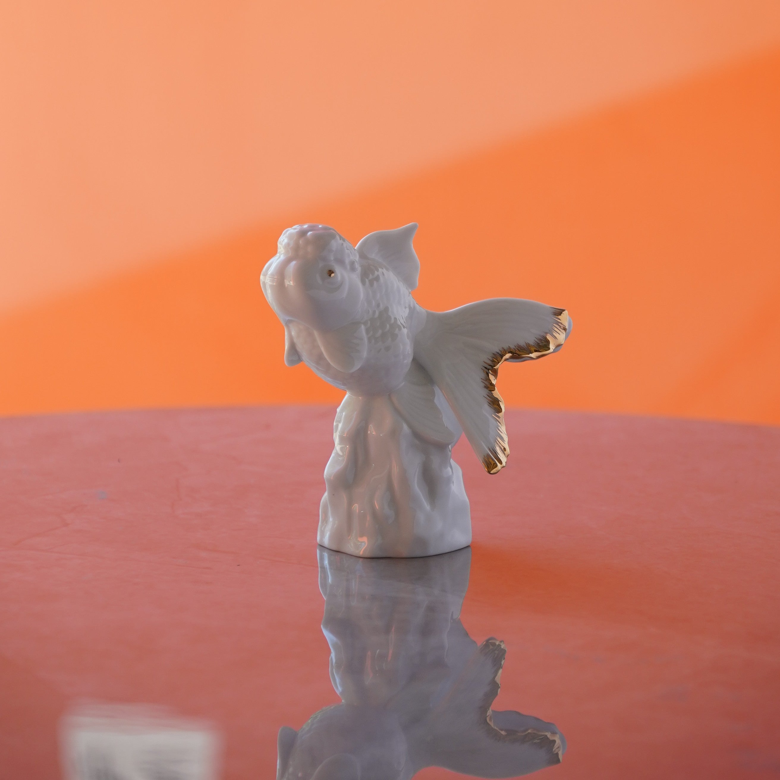 適合書桌、辦公桌擺設的金魚造型瓷件,帶來穩定與好運