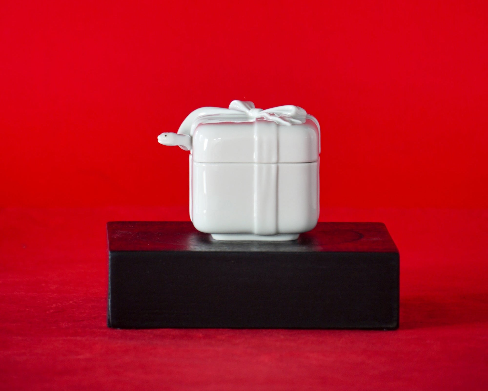 情滿堂 生肖蛇 瓷盒 陶瓷瓷器擺飾 過年送禮好選擇 側面