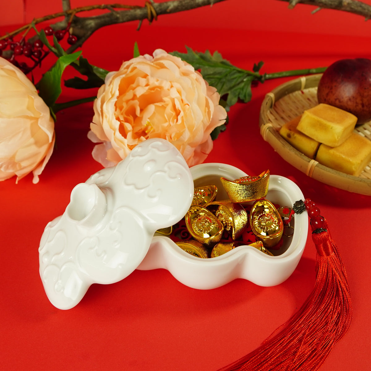 〈福滿寶盒〉盛裝金元寶糖果,紅色背景
