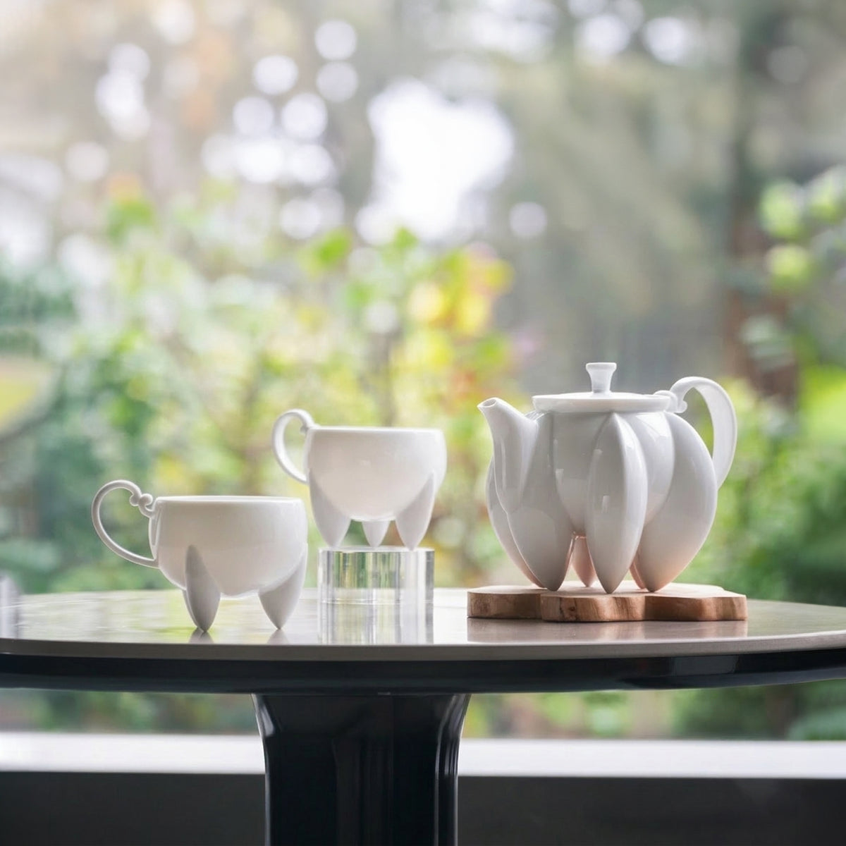 荷花白瓷六足茶壺茶杯組室內窗景・春日自然光茶席・八方新氣 NewChi Porcelain
