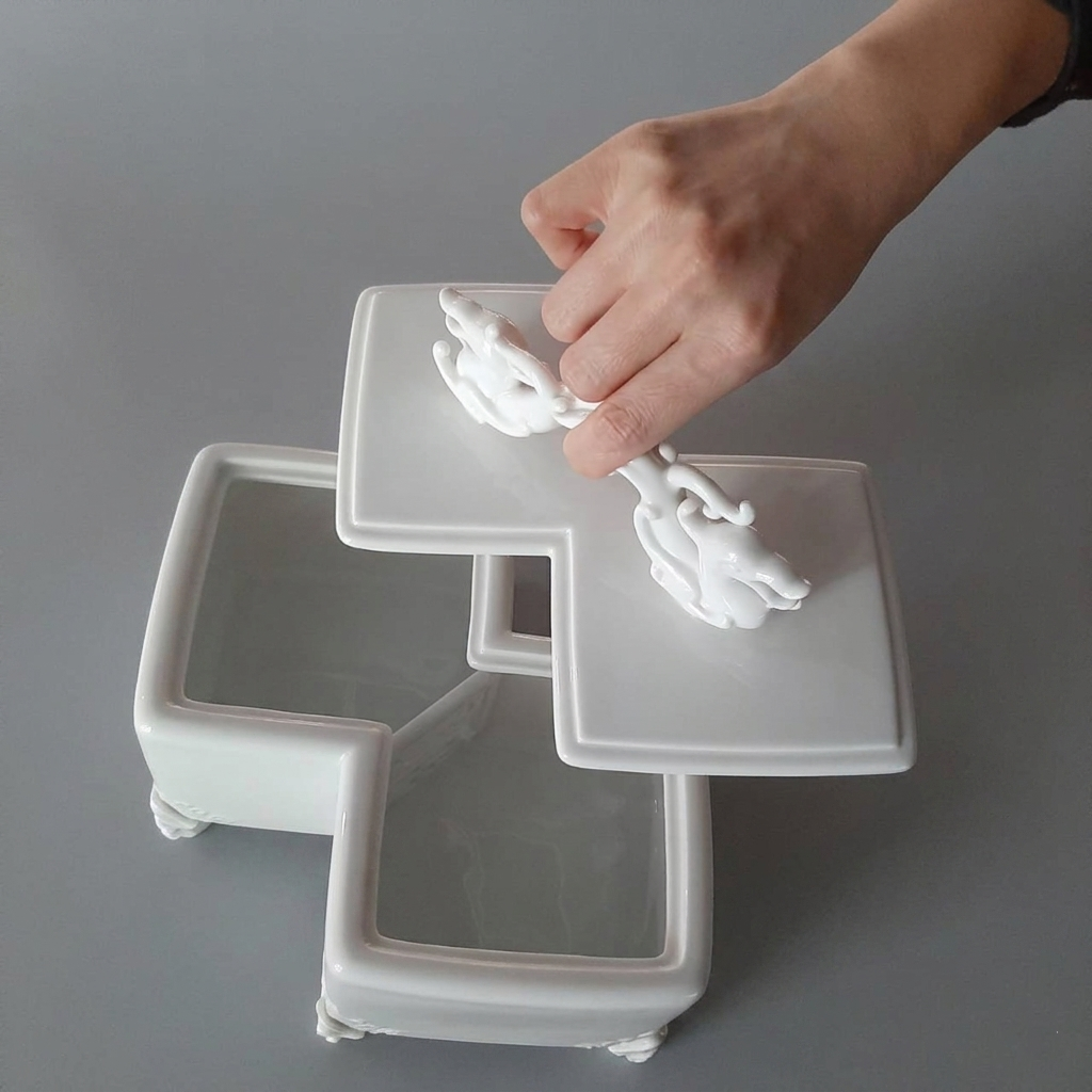 景,展示鏤空富字隔件與盒內空間,八方新氣 NewChi Porcelain