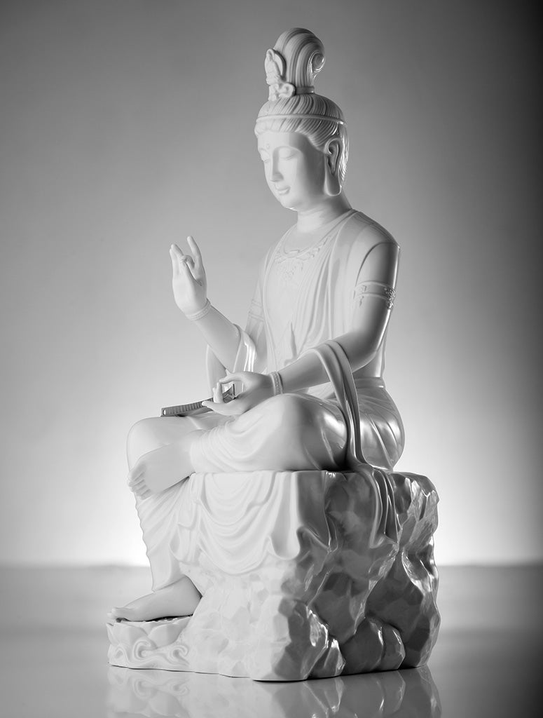 白瓷佛像祈願觀音,表情寧靜端莊,NewChi 原創設計體現佛像的靈性氣質與文化深度