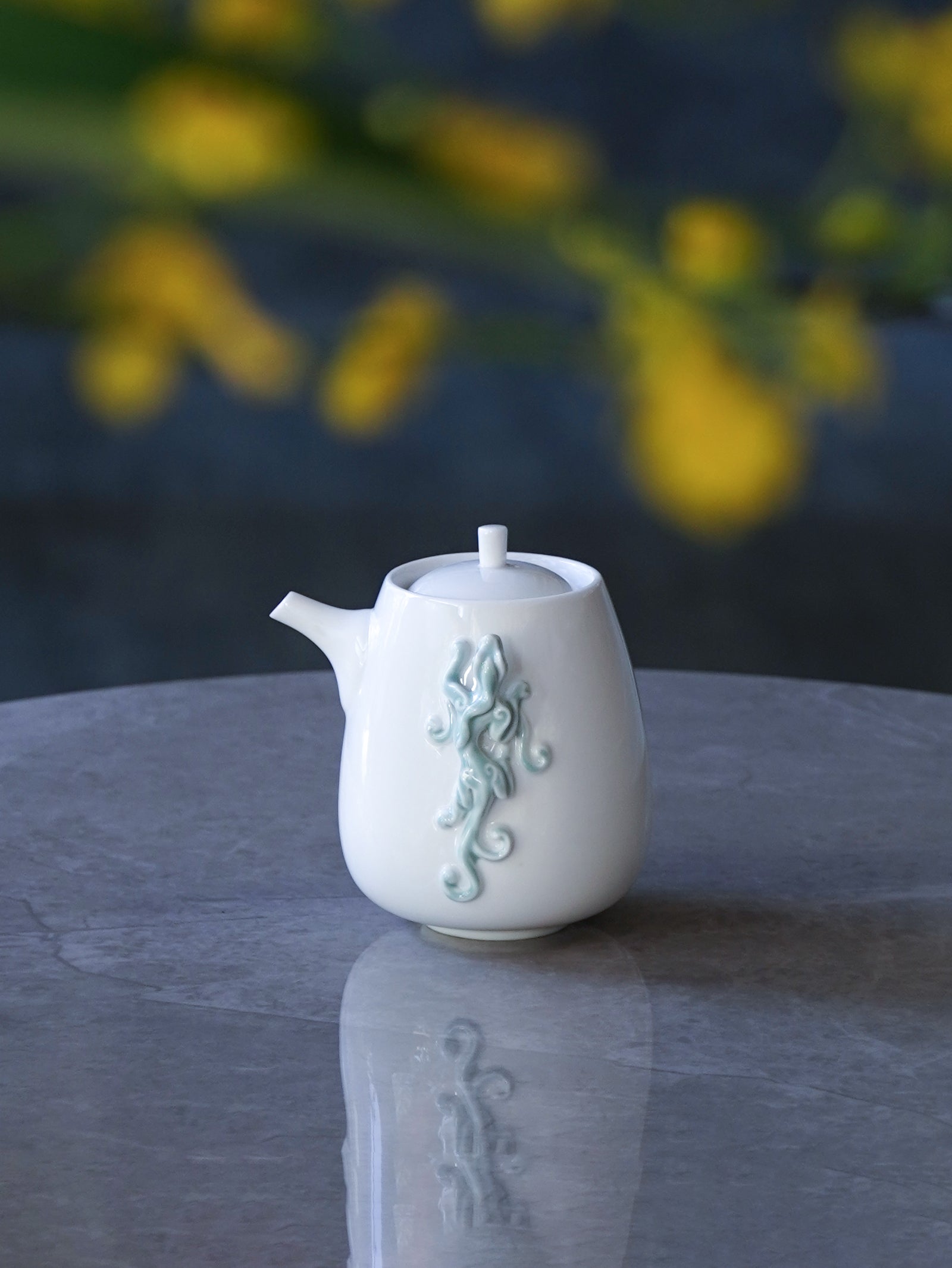 白瓷茶壺《登高》展現螭吻登高意象,象徵志向與守護