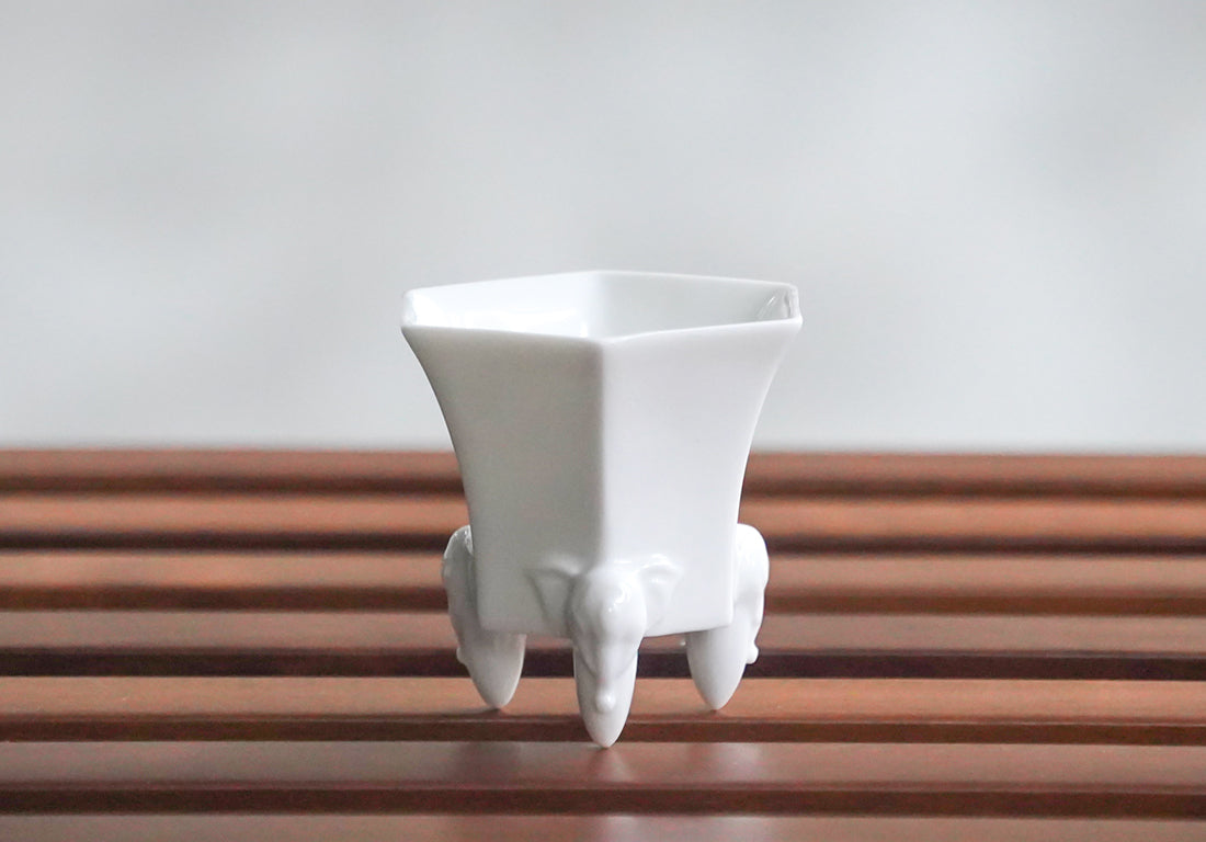 四季豐登系列冬季茶具作品 茶杯以三足鼎立站立 為生活添加儀式感