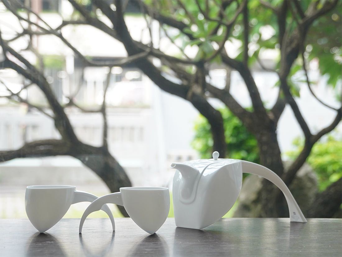 八方新氣王俠軍設計瓷器 白瓷咖啡茶壺杯組 以台灣藍鵲為靈感 夏越眺香