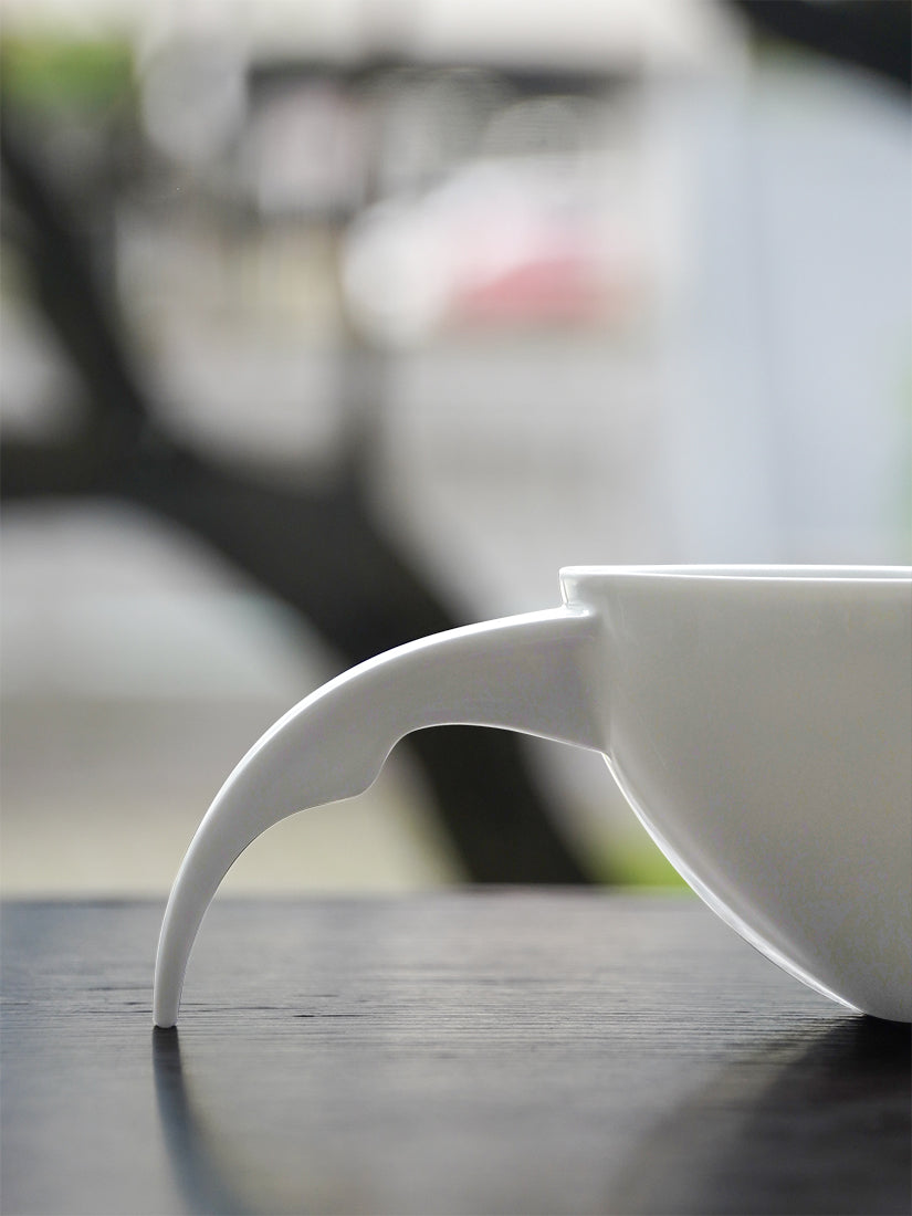 八方新氣王俠軍設計瓷器 白瓷咖啡茶壺杯組 以台灣藍鵲為靈感 夏越眺香 杯子近照