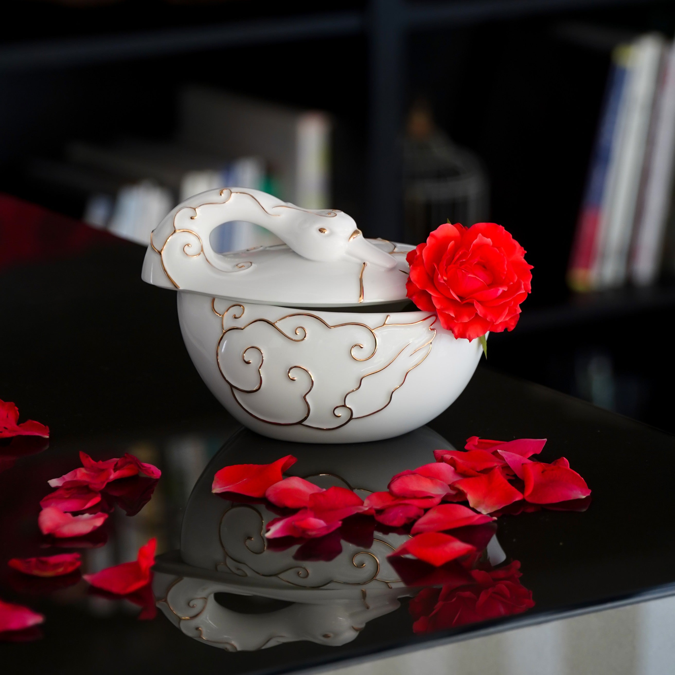 《珍愛》瓷器天鵝盒,以梳理羽毛為靈感,象徵珍愛自己與內在整理
Treasure white porcelain swan box inspired by a swan preening its feathers, symbolizing self-care and inner refinement