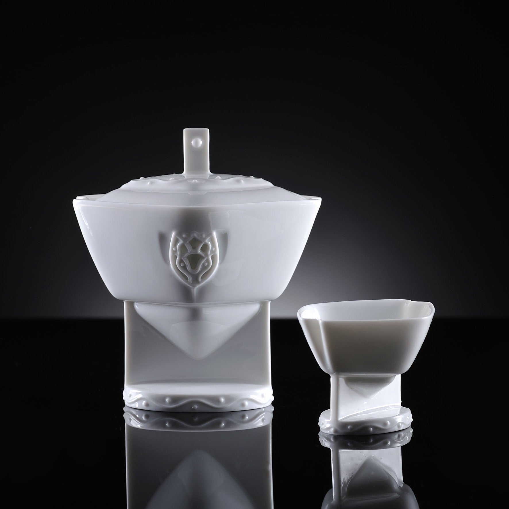 花祭白瓷蓋杯組深色背景,茶杯側放圖・菱形高台造型・八方新氣NewChi Porcelain