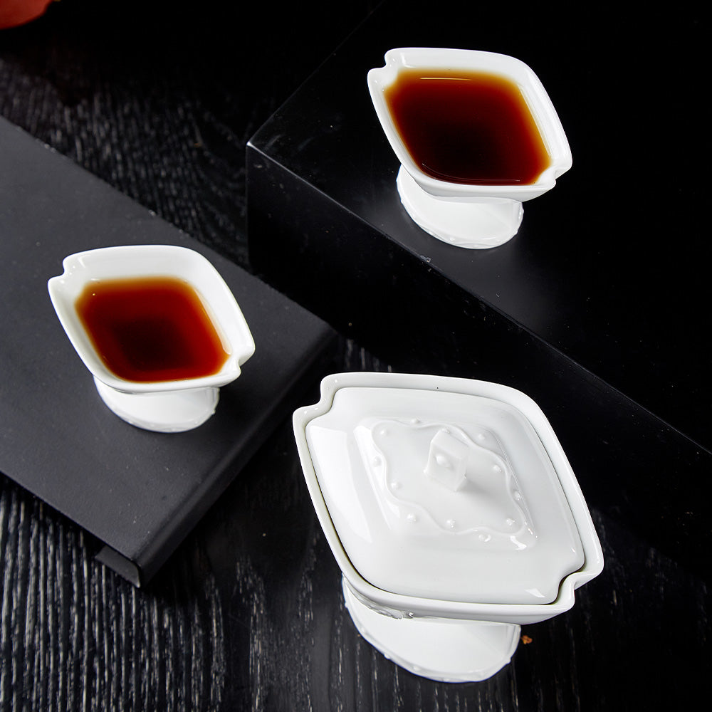 花祭白瓷蓋杯組深色背景俯瞰圖・菱形高台造型・八方新氣NewChi Porcelain