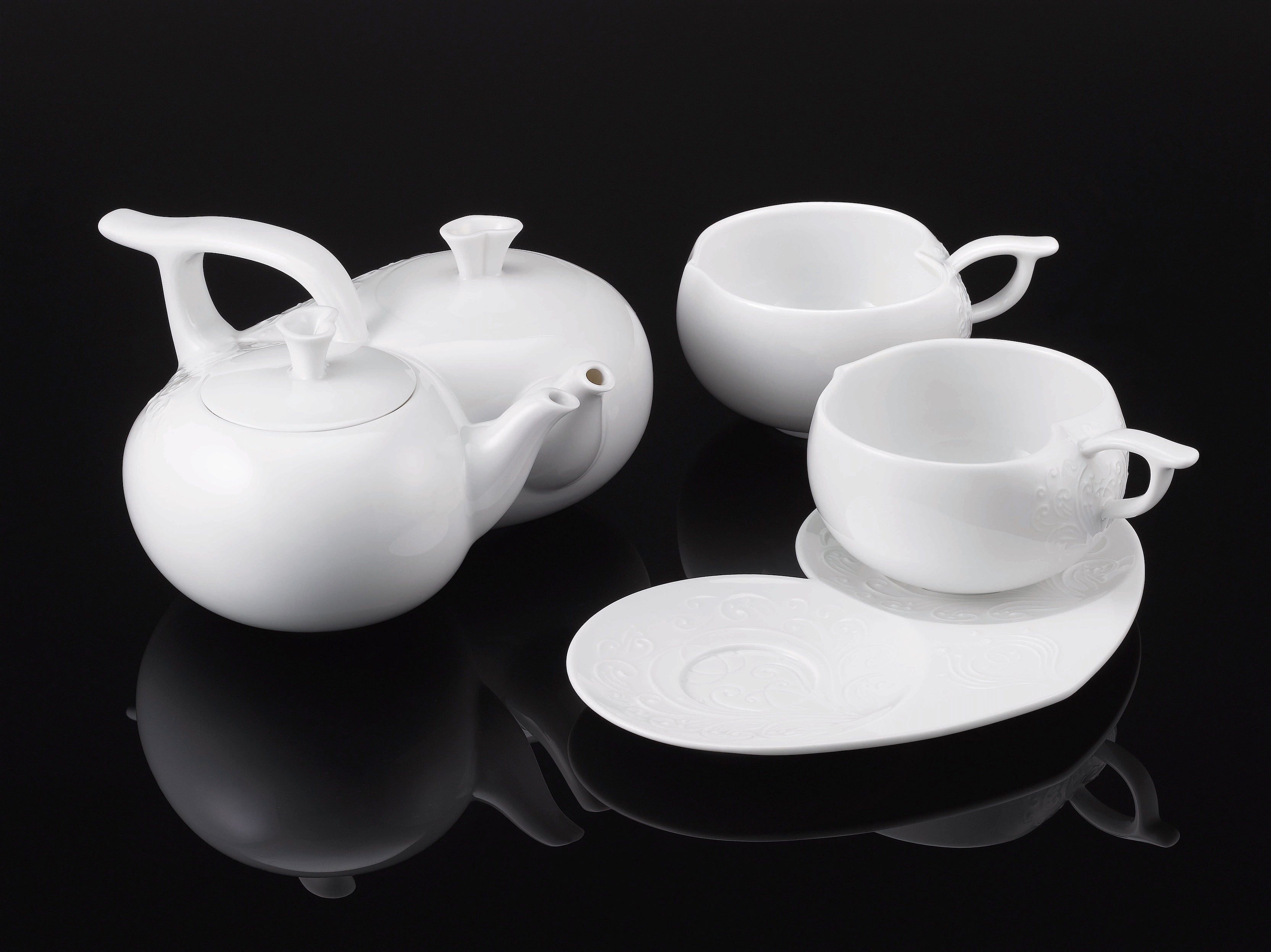 NewChi 一心一意心形茶具組 Together as One,壺與雙杯成雙心設計,象徵相知相守的高端茶器