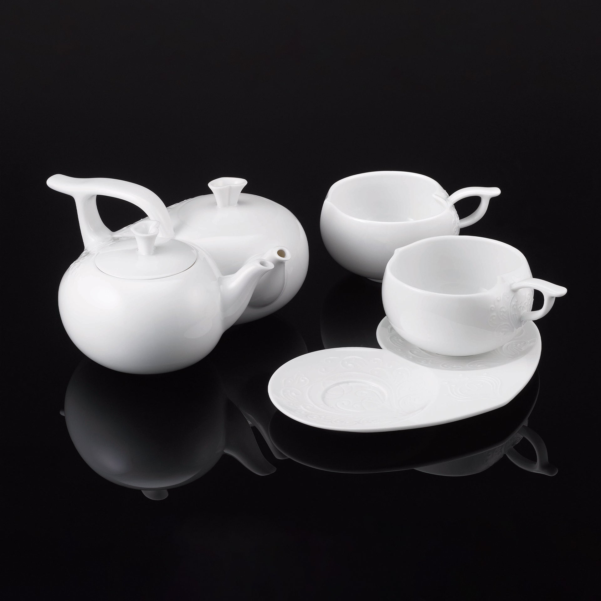NewChi 一心一意心形茶具組 Together as One,壺與雙杯成雙心設計,象徵相知相守的高端茶器