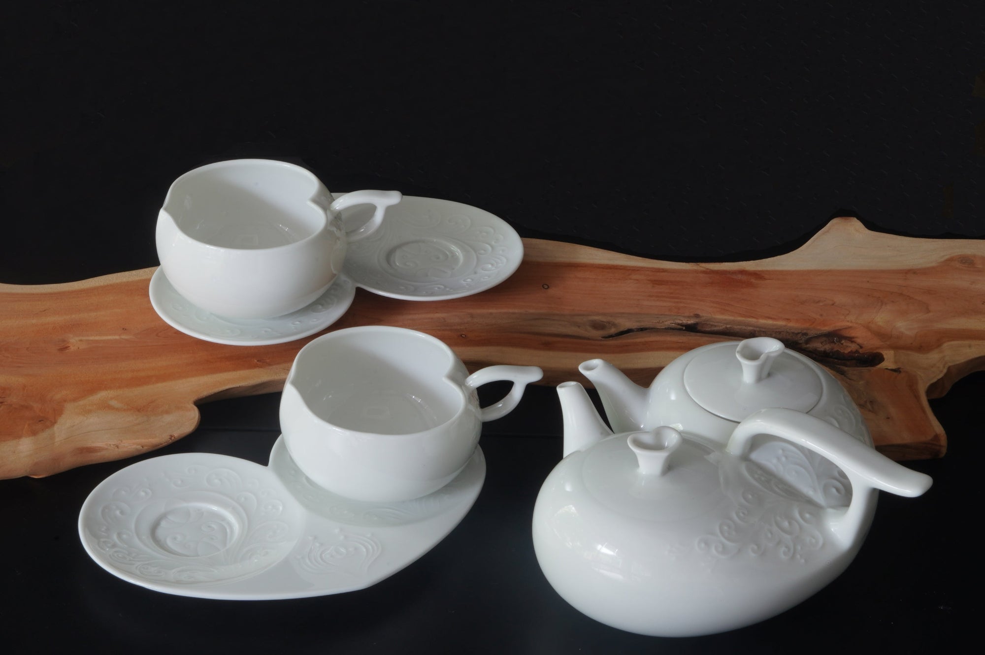 NewChi 一心一意心形茶具組 壺與雙杯成雙心設計,壺身卷草紋飾延續生命律動