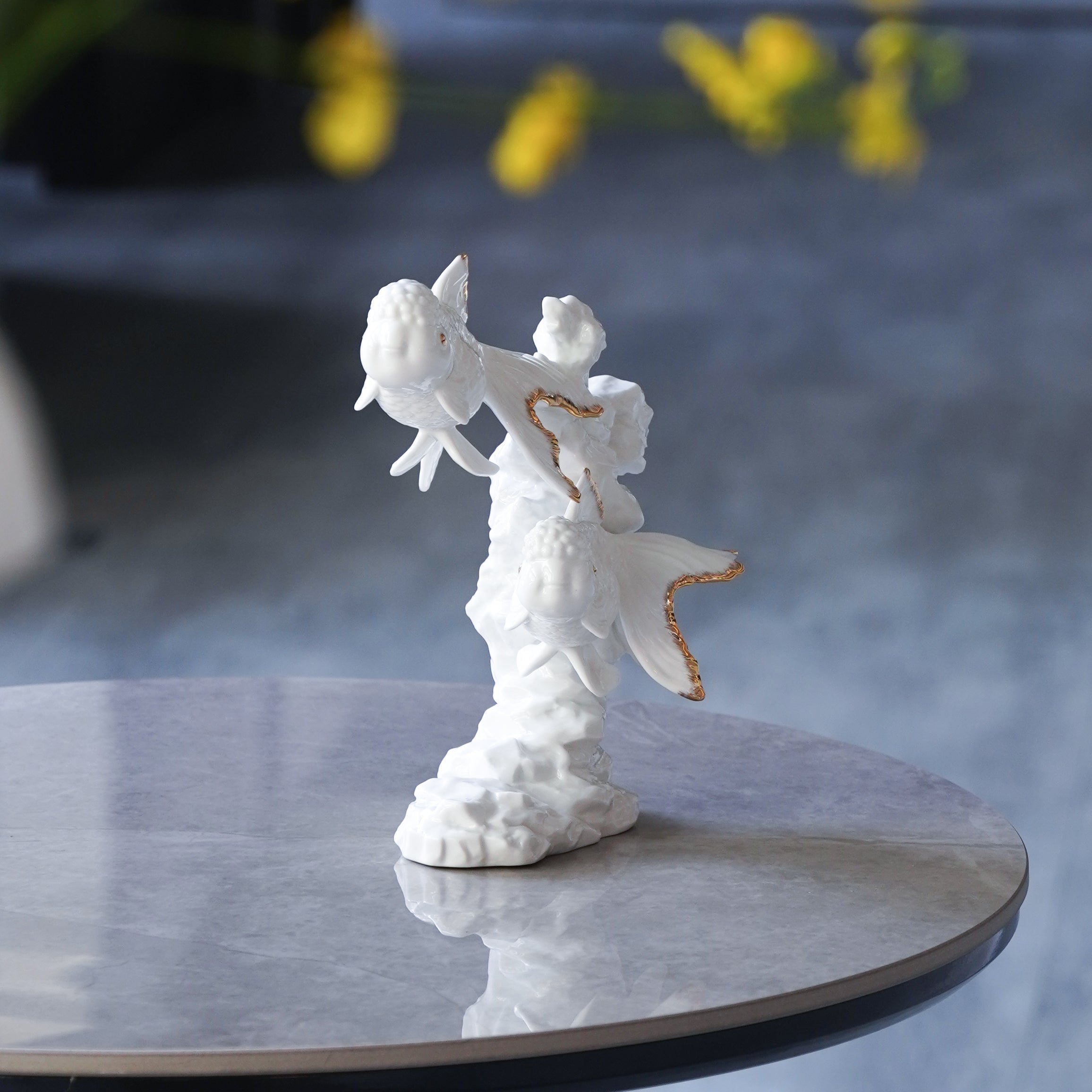 陶瓷雙魚懸空設計,詮釋穿越挑戰、攜手並行的動態美感
Suspended fish forms with dynamic flow — representing shared journeys through life’s challenges