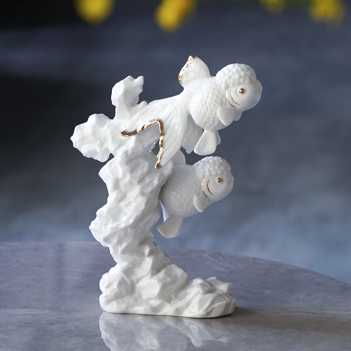 《有你真好》雙魚瓷器擺件,象徵夥伴同行與情感支持
“Together with You” — twin fish porcelain sculpture symbolizing companionship and support