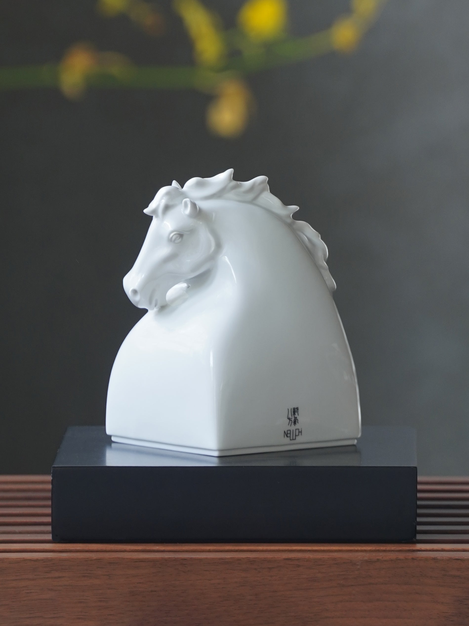 馬兒相依而立,寓意長情相守、彼此知心