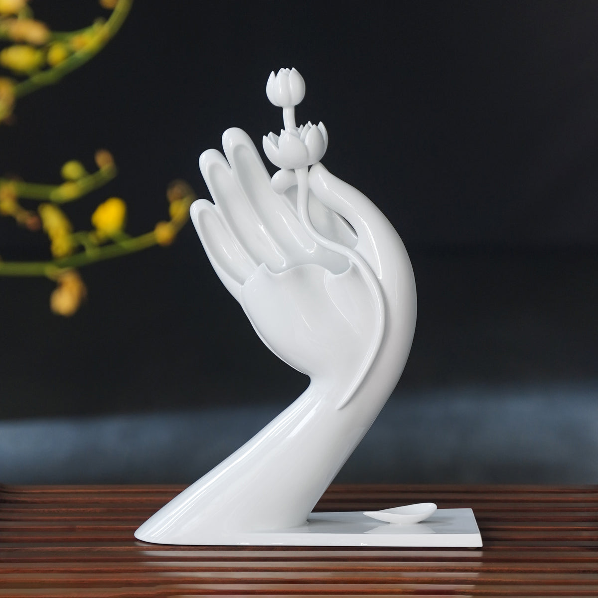 大慈飄香白瓷擺件室內自然光・客廳一角禪意空間・八方新氣 NewChi Porcelain