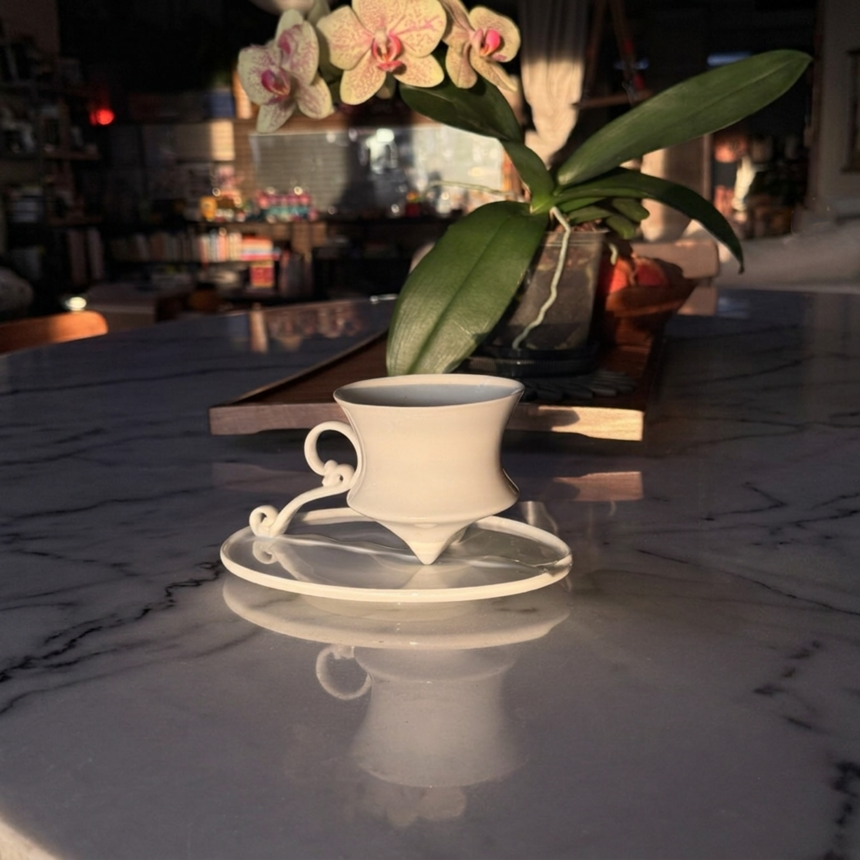 風影茶壺與杯盤組產品展示,呈現雲紋把手與懸浮結構