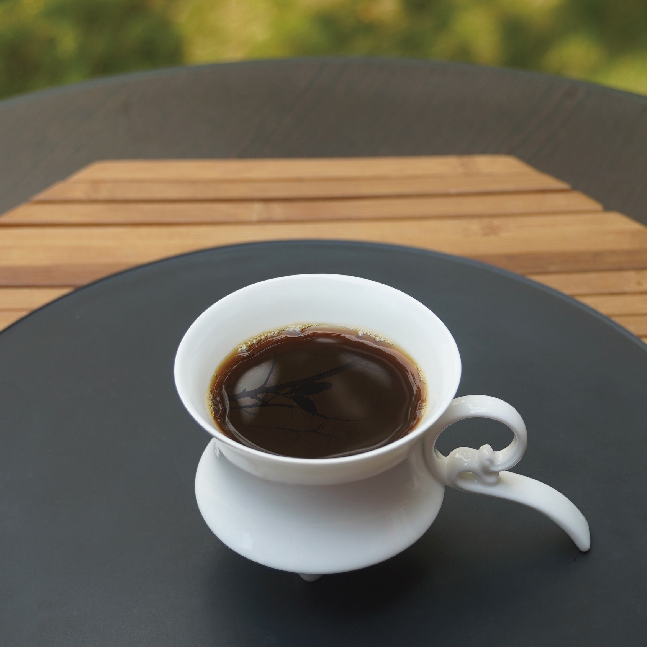 風影咖啡杯俯視圖,展現點線支撐與優雅杯身比例