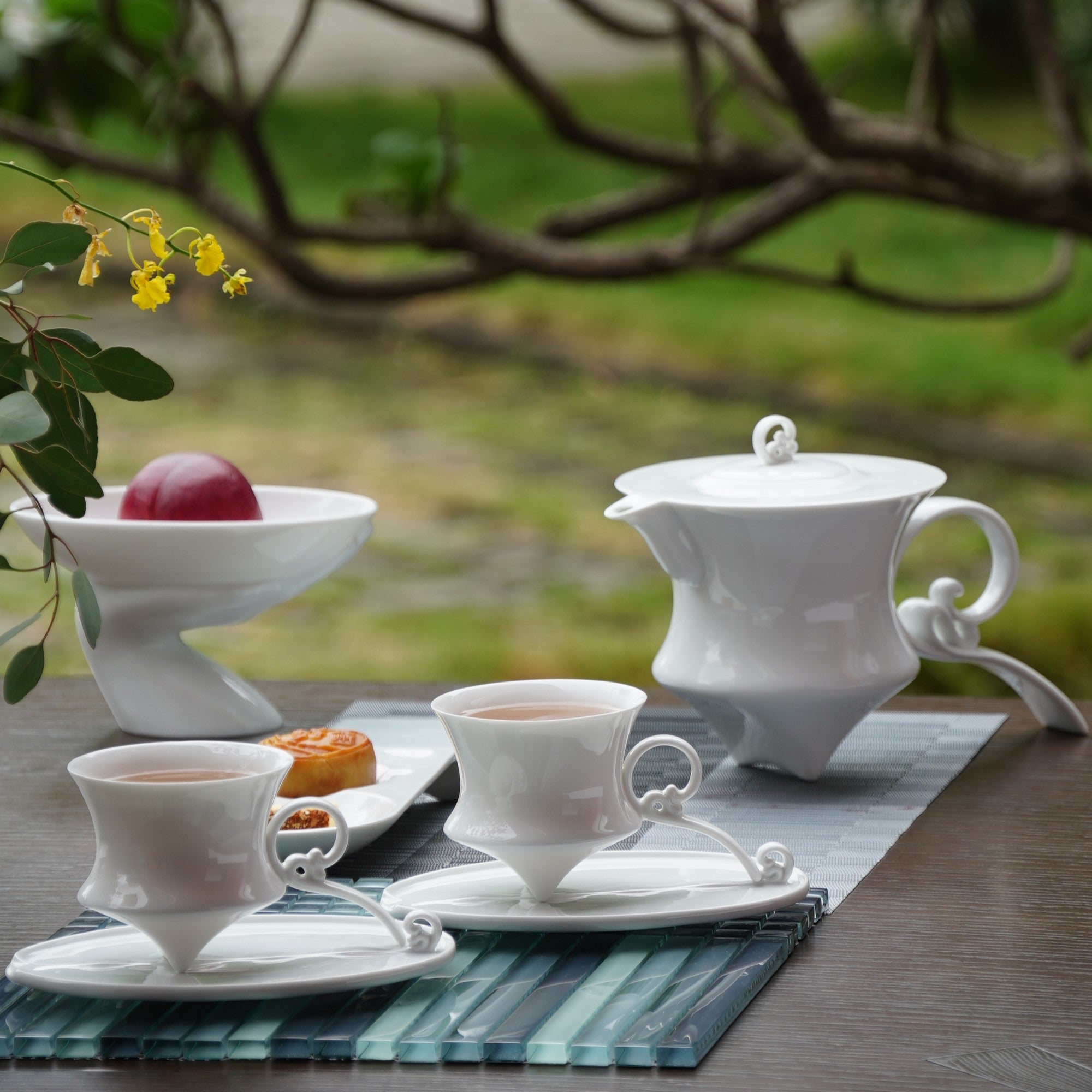 風影茶壺與茶杯組戶外茶席情境,展現當代白瓷生活美學