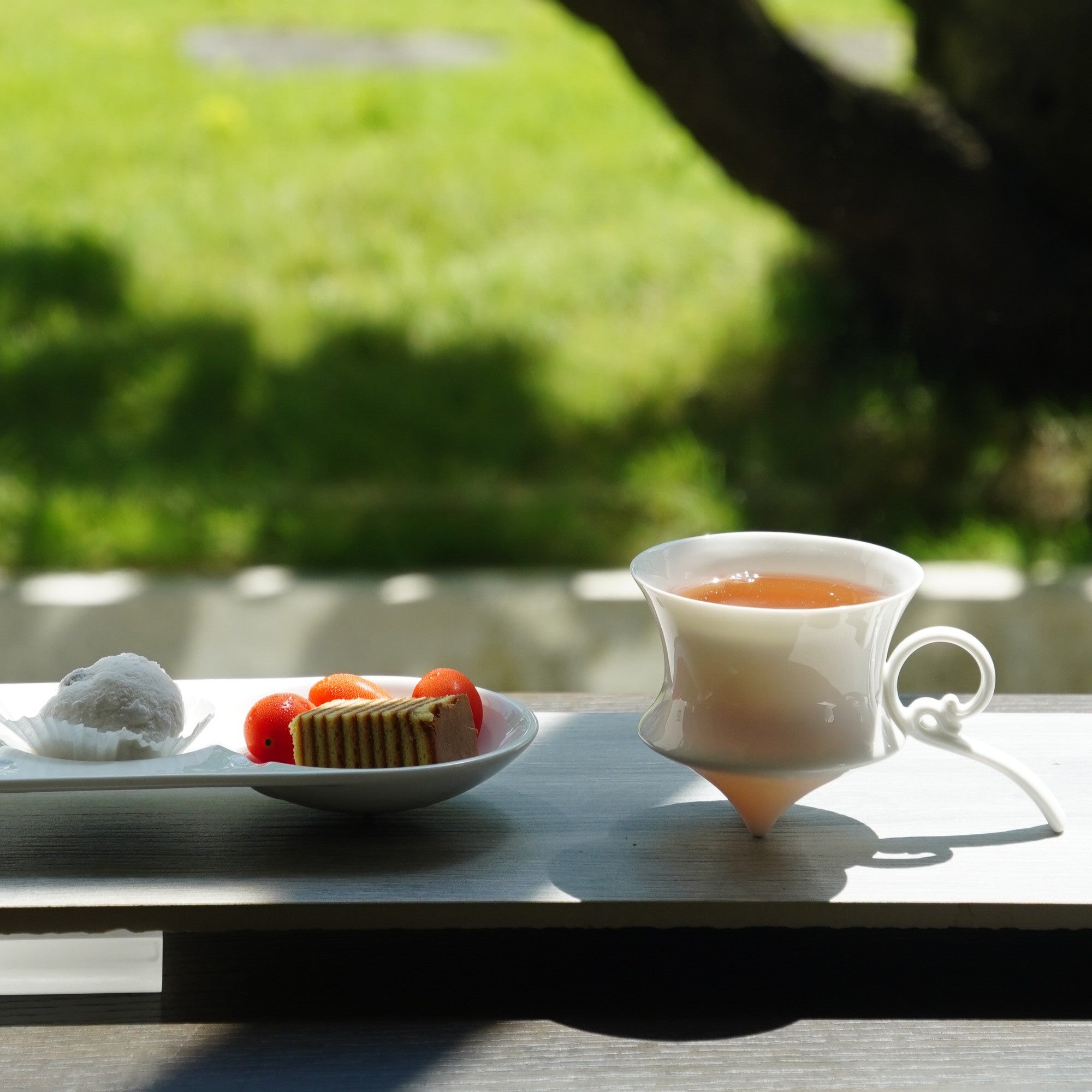 風影白瓷杯盤組於窗邊茶席,適合咖啡與品茗時光