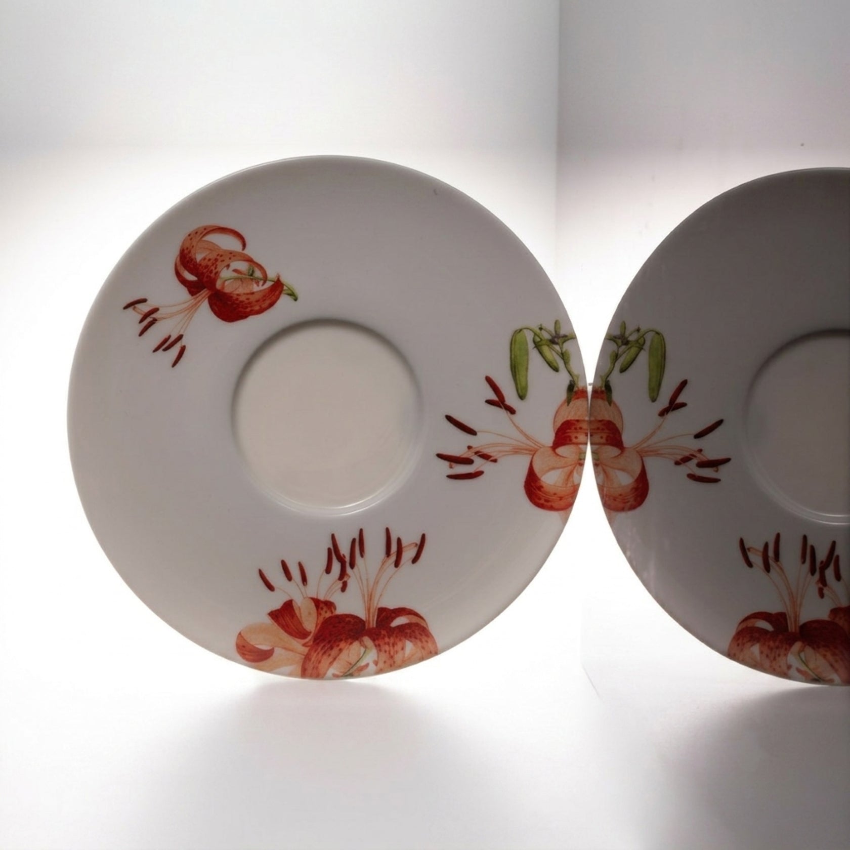 青春 In Bloom porcelain cup and saucer featuring blooming lily motifs that flow across the curved porcelain surface