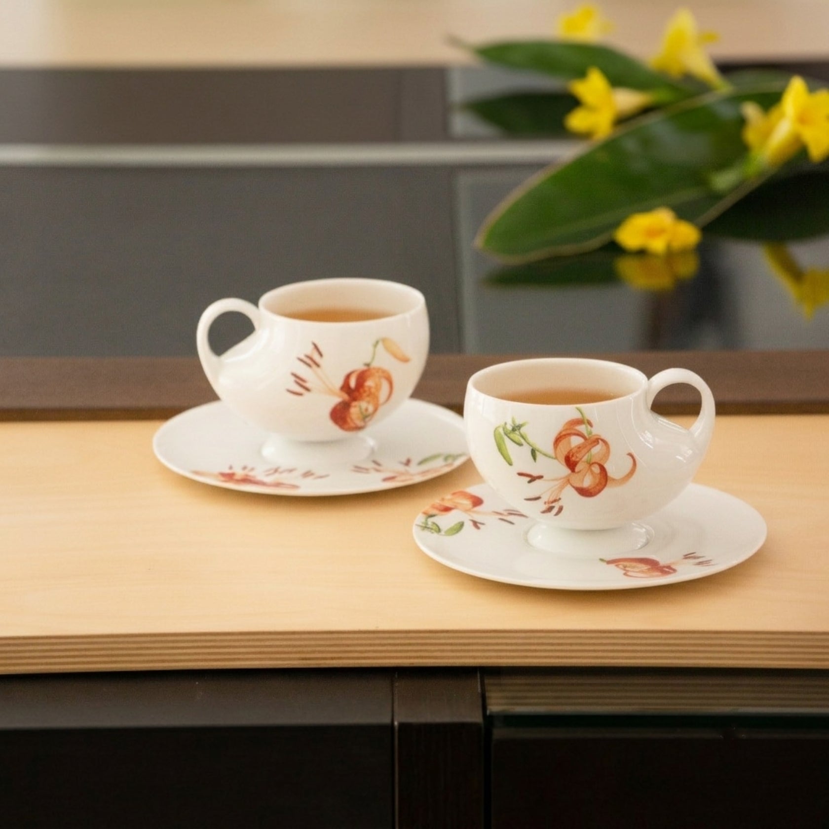 青春 In Bloom 百合白瓷茶壺側面,百合花圖騰隨器型綻放延伸