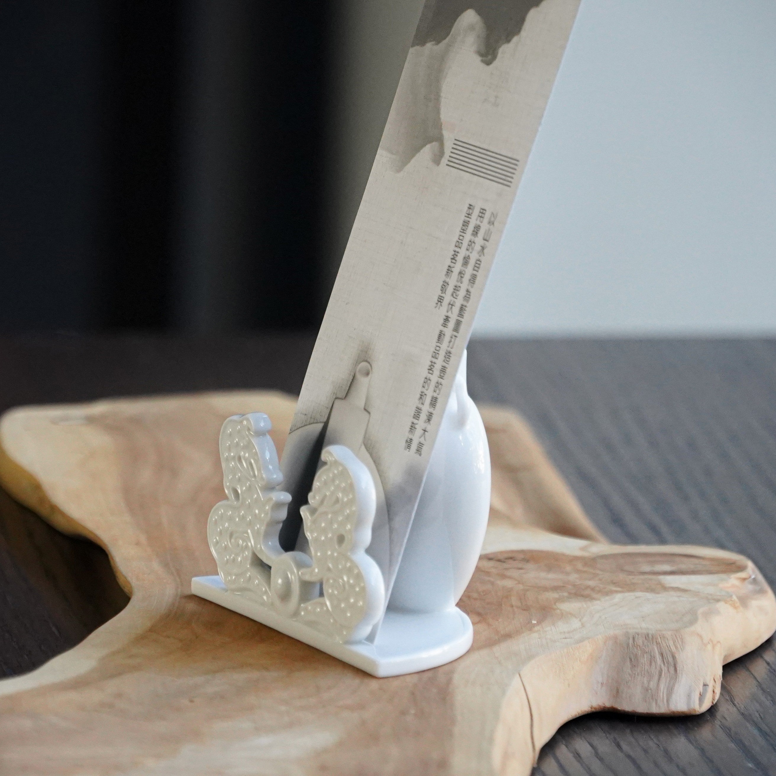 A compact yet meaningful porcelain gift for career growth and positive energy
八方新氣 萬事亨通 名片座 瓷器 升遷禮物 白瓷 送禮 禮物 龍 步步高升