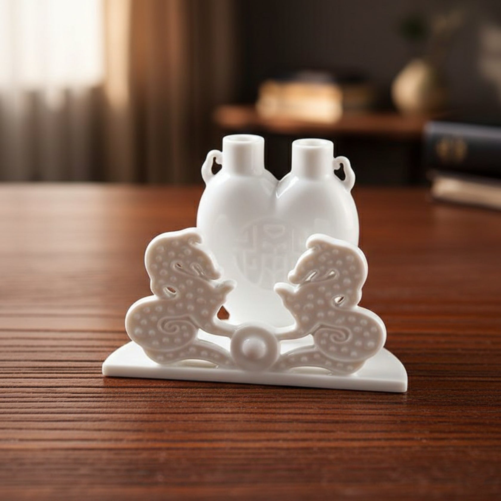 《萬事亨通》瓷器作品。龍、珠、瓶三象合一的升遷禮首選,展現氣勢與祝福