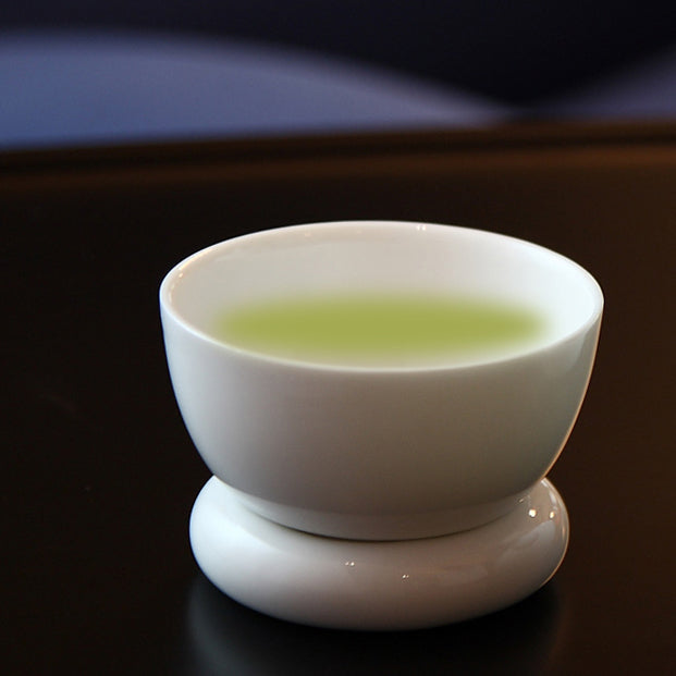 日出望月、圓好夢白瓷茶杯盛裝綠茶|適合現代靜心茶席使用