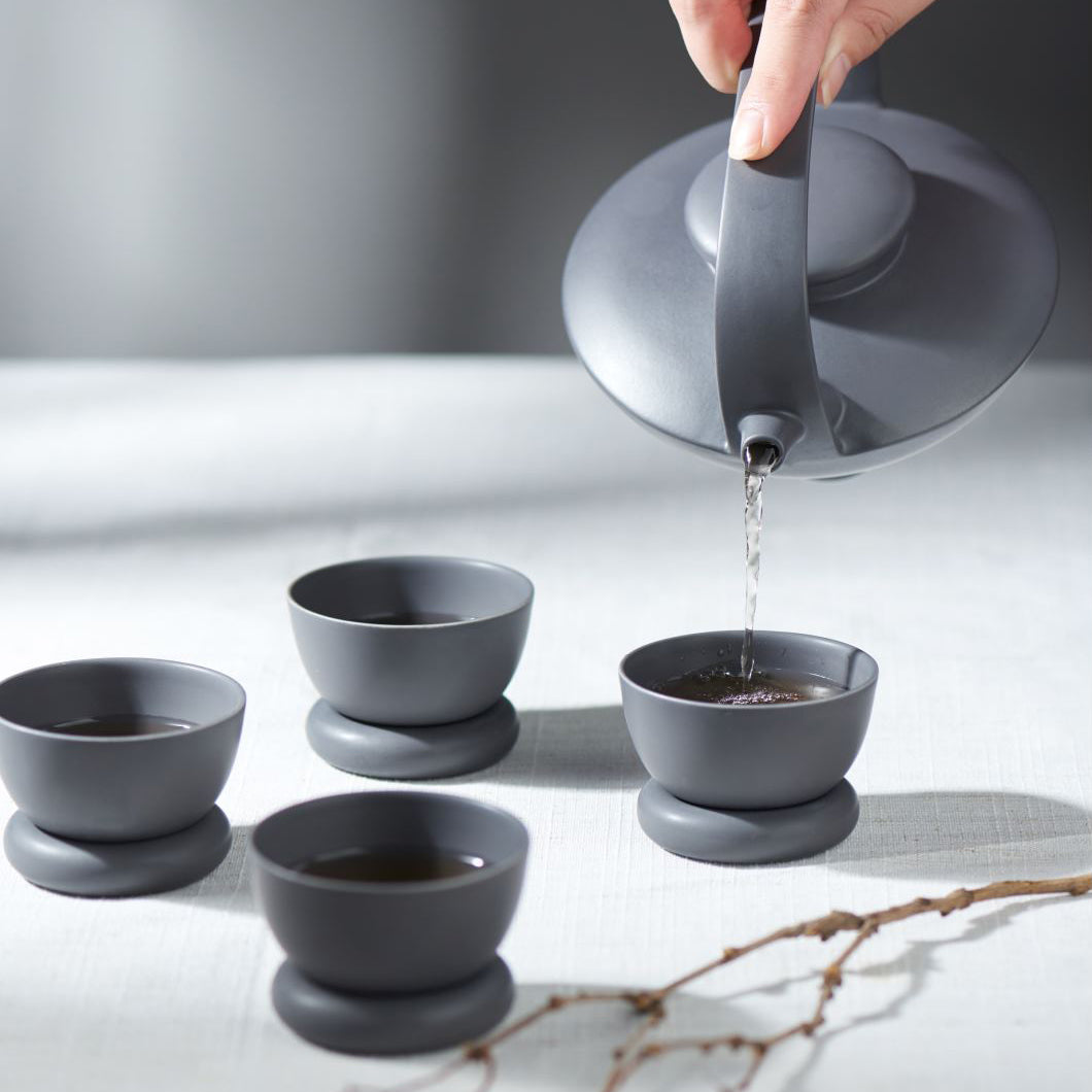 日出望月黑霧茶壺沖泡茶湯|霧面黑瓷山水線系列茶席