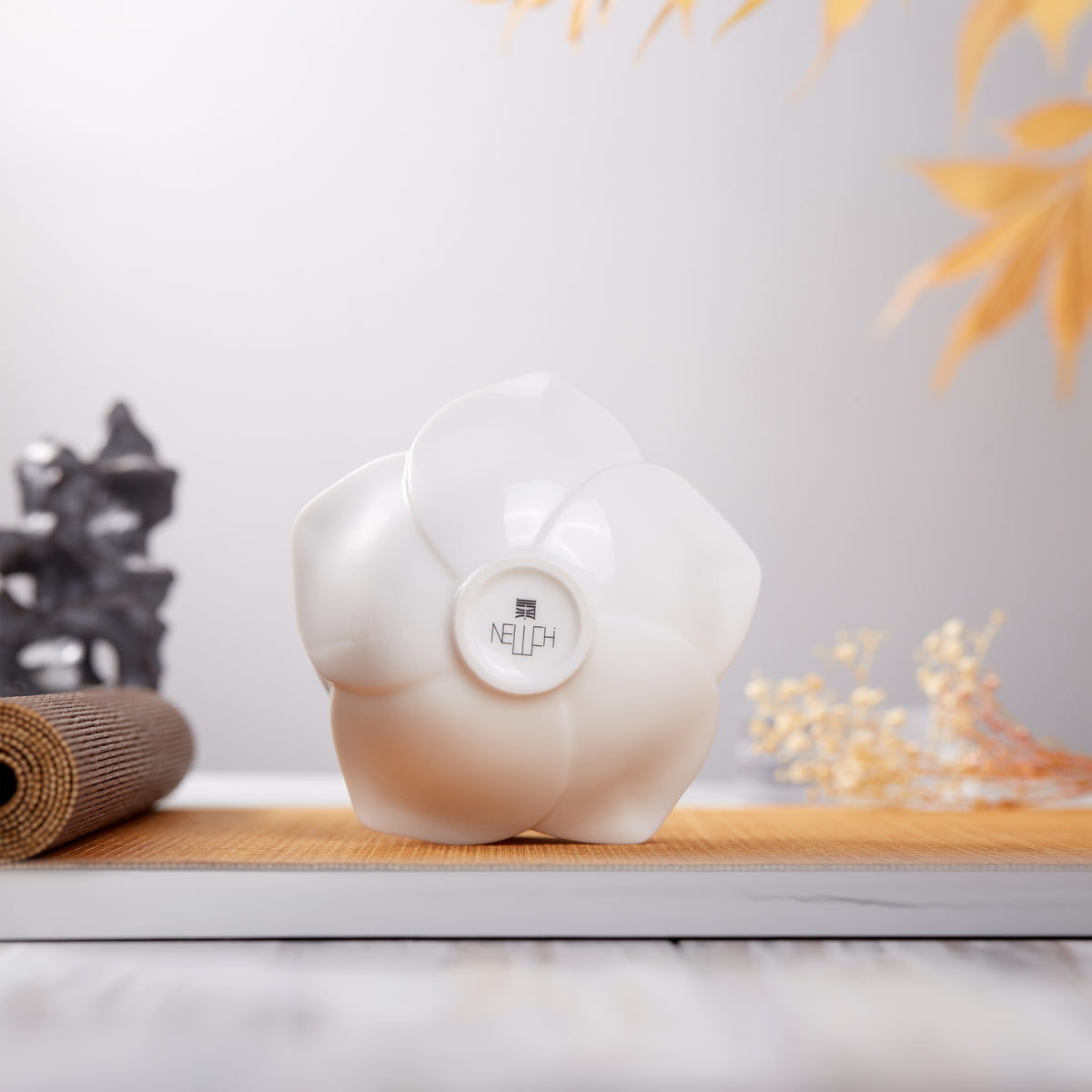 花開白瓷瓷盒淺灰背景・蓮花瓷盒盒底造型・八方新氣 NewChi Porcelain