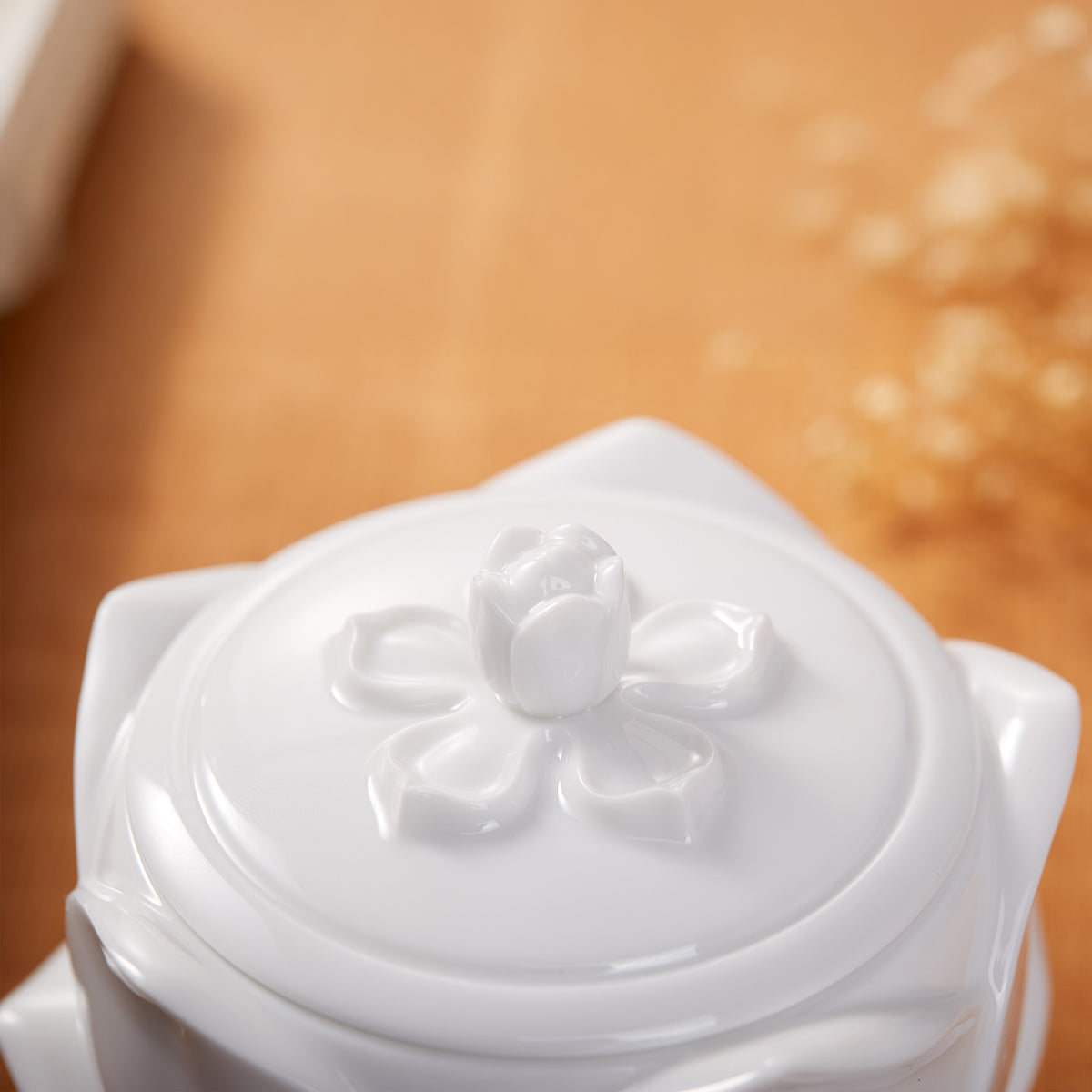 花開白瓷蓮花瓷盒橙色木質背景・含苞盒鈕細節・八方新氣 NewChi Porcelain