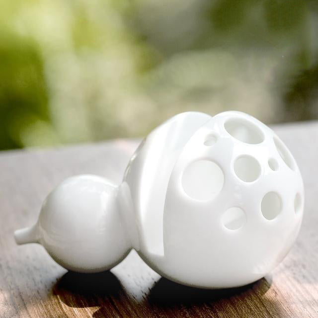 八方新氣 福滿乾坤 現代書桌上的福滿乾坤瓷器筆插與名片座,傳遞祝福寓意