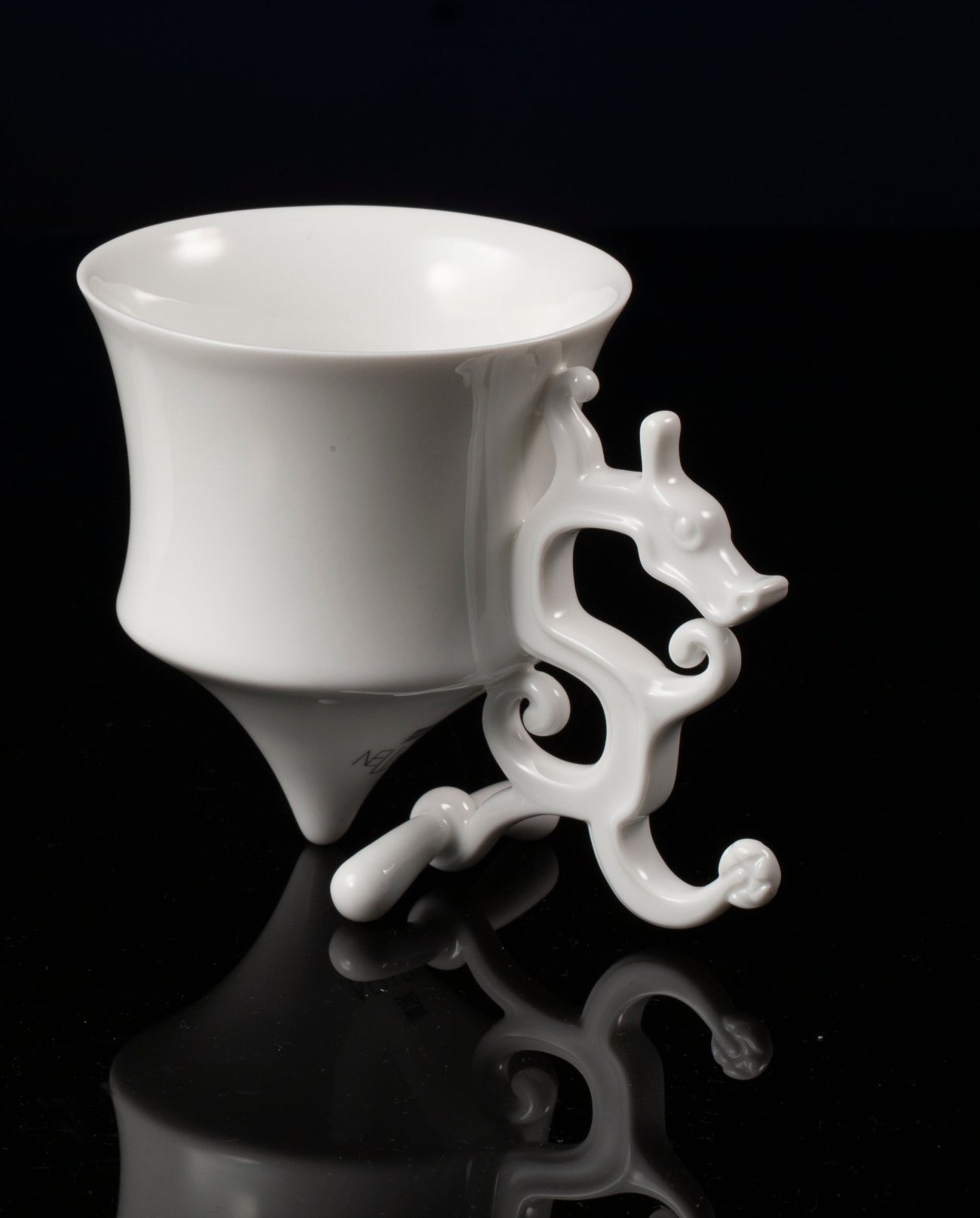 八方新氣《龍尊》茶杯 咖啡杯,結合東方龍紋與尊形器型的藝術茶具,王俠軍設計的現代白瓷茶杯,傳達生活美學