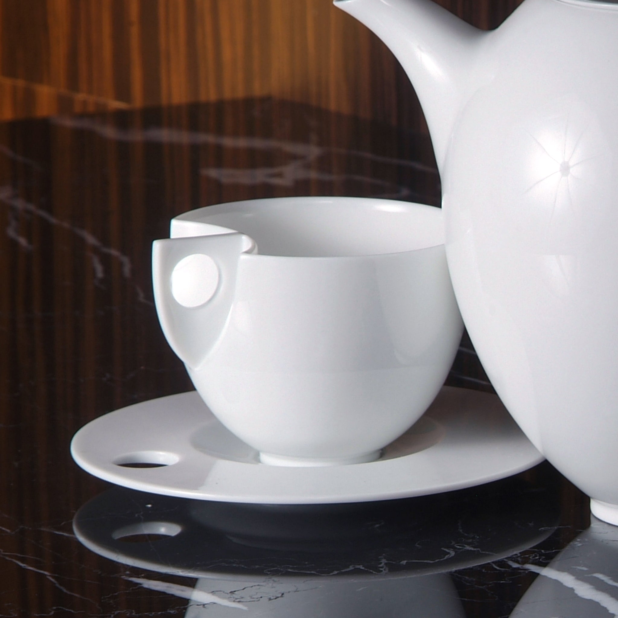 艷陽杯把與盤緣線條特寫|圓潤造型展現成熟自信