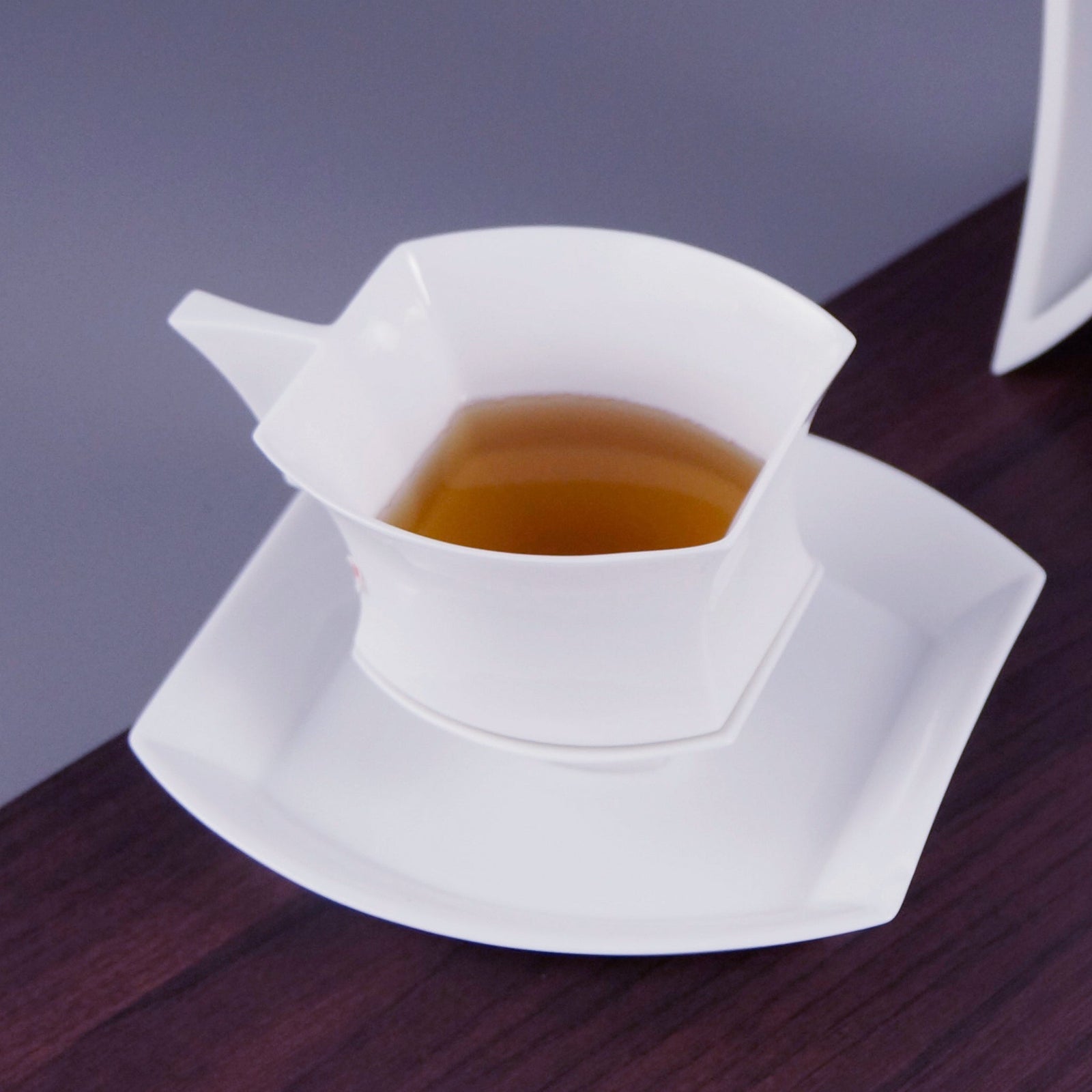 帝國記憶方杯方盤組光面版本,展現現代與東方融合的精品瓷器設計