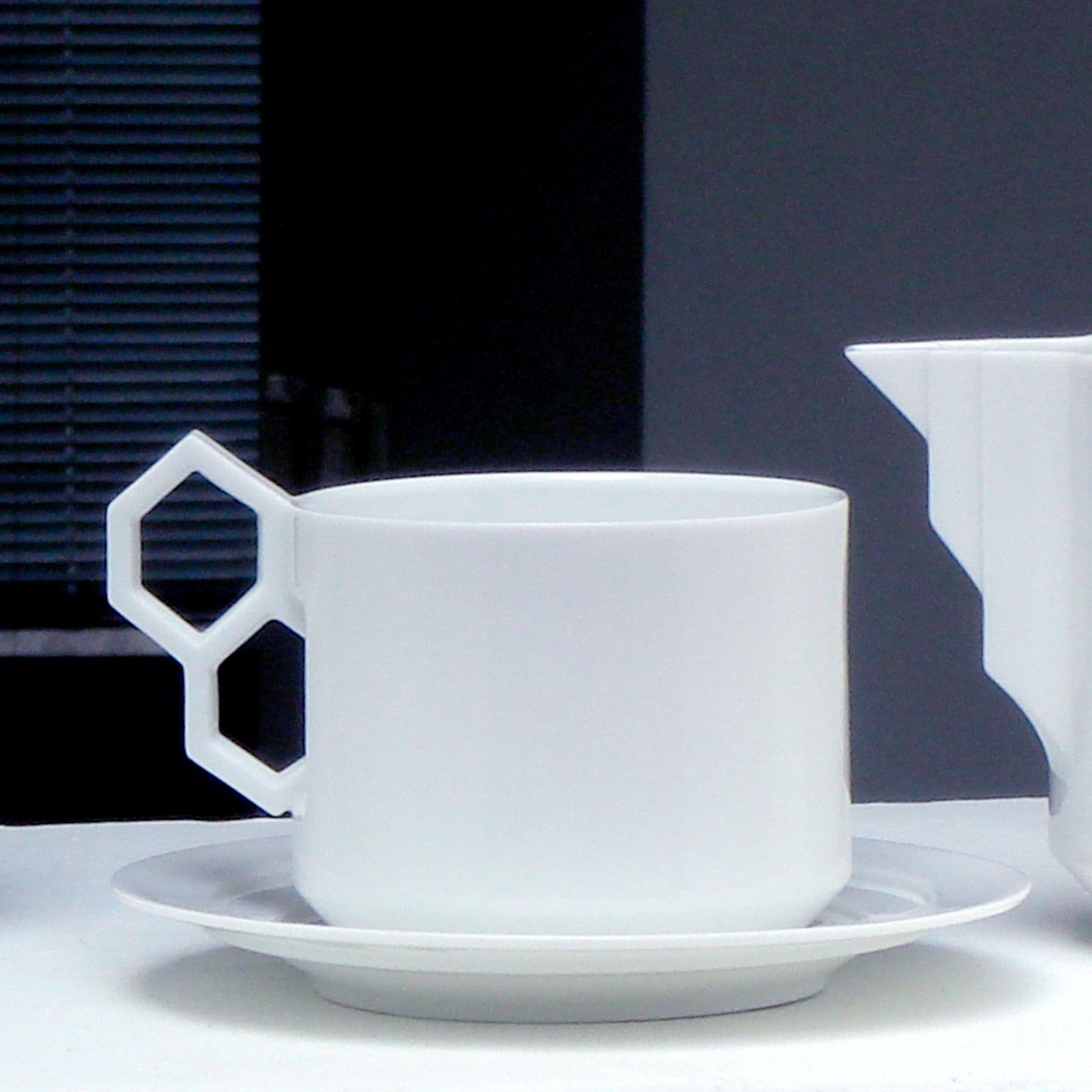 王俠軍設計 我的五根手指頭瓷器杯盤組|六角形窗花造型手把|設計感陶瓷禮盒