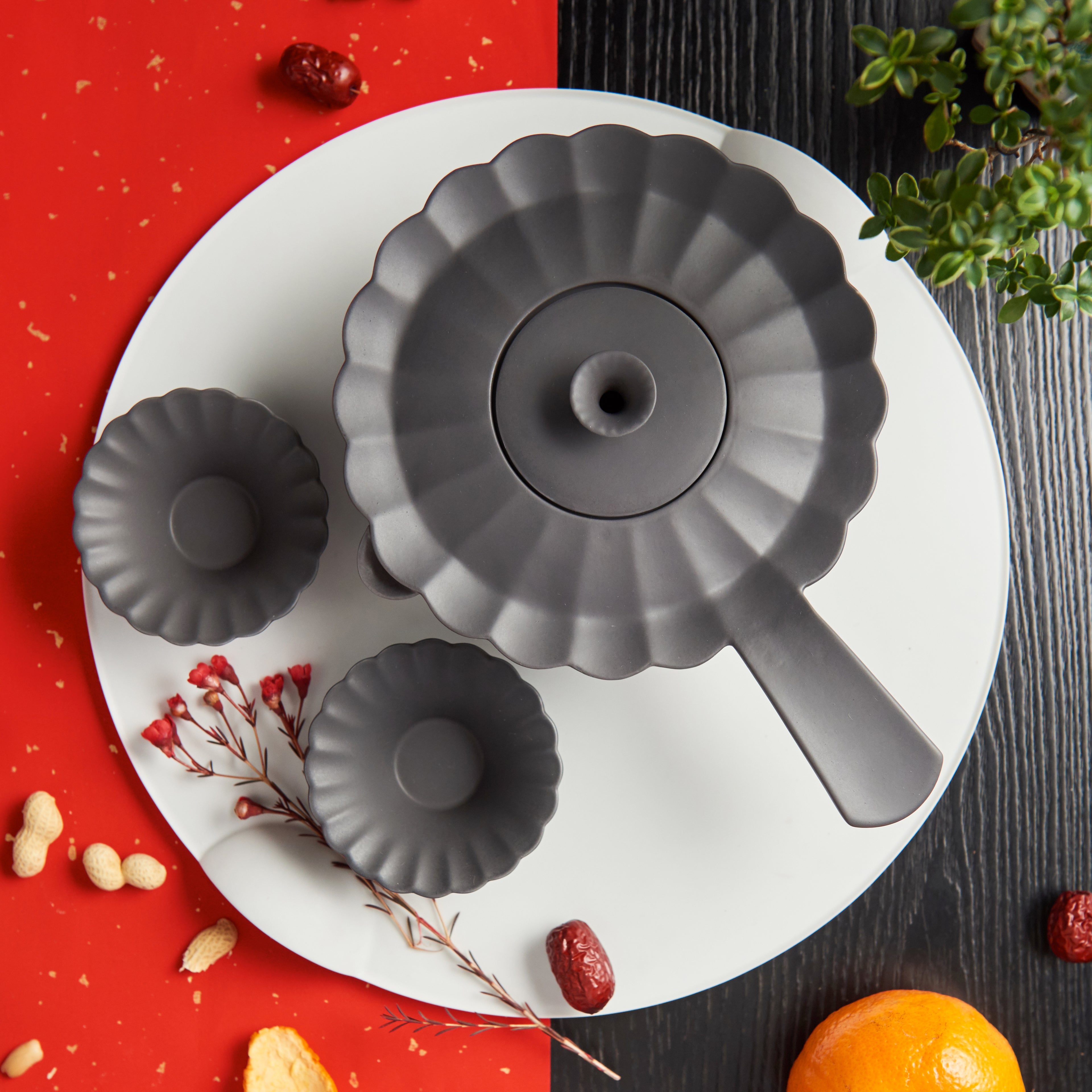 王俠軍設計作品《山水情深》,霧灰色充滿設計感,茶壺與茶杯構成呼應秩序的設計語彙