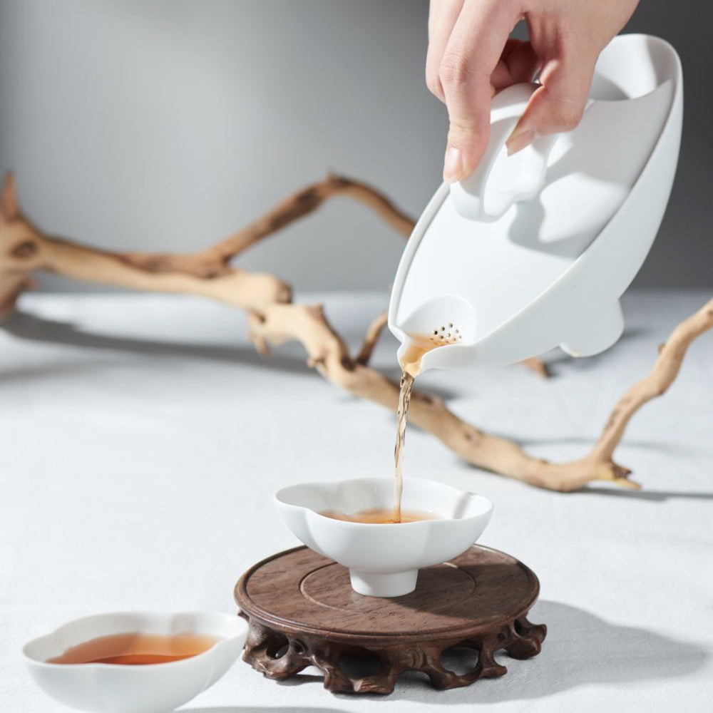 行雲白瓷茶壺沖泡茶湯|開放式壺口設計展現茶香流動