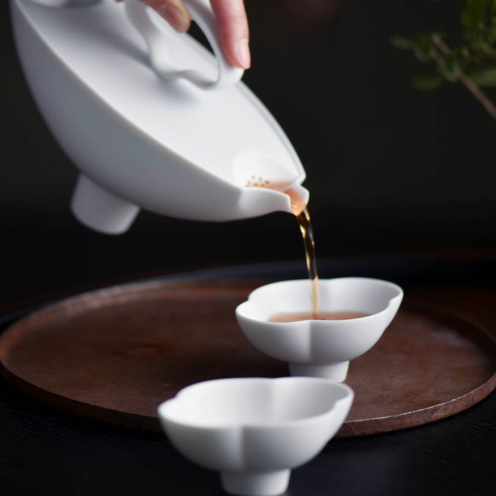 行雲白瓷茶壺與茶席場景|白瓷器物中的安靜儀式感
